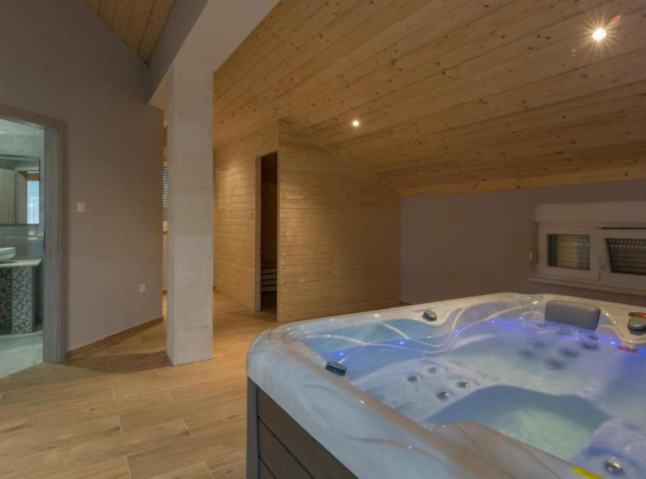 Holiday House BALEN with Swimming Pool