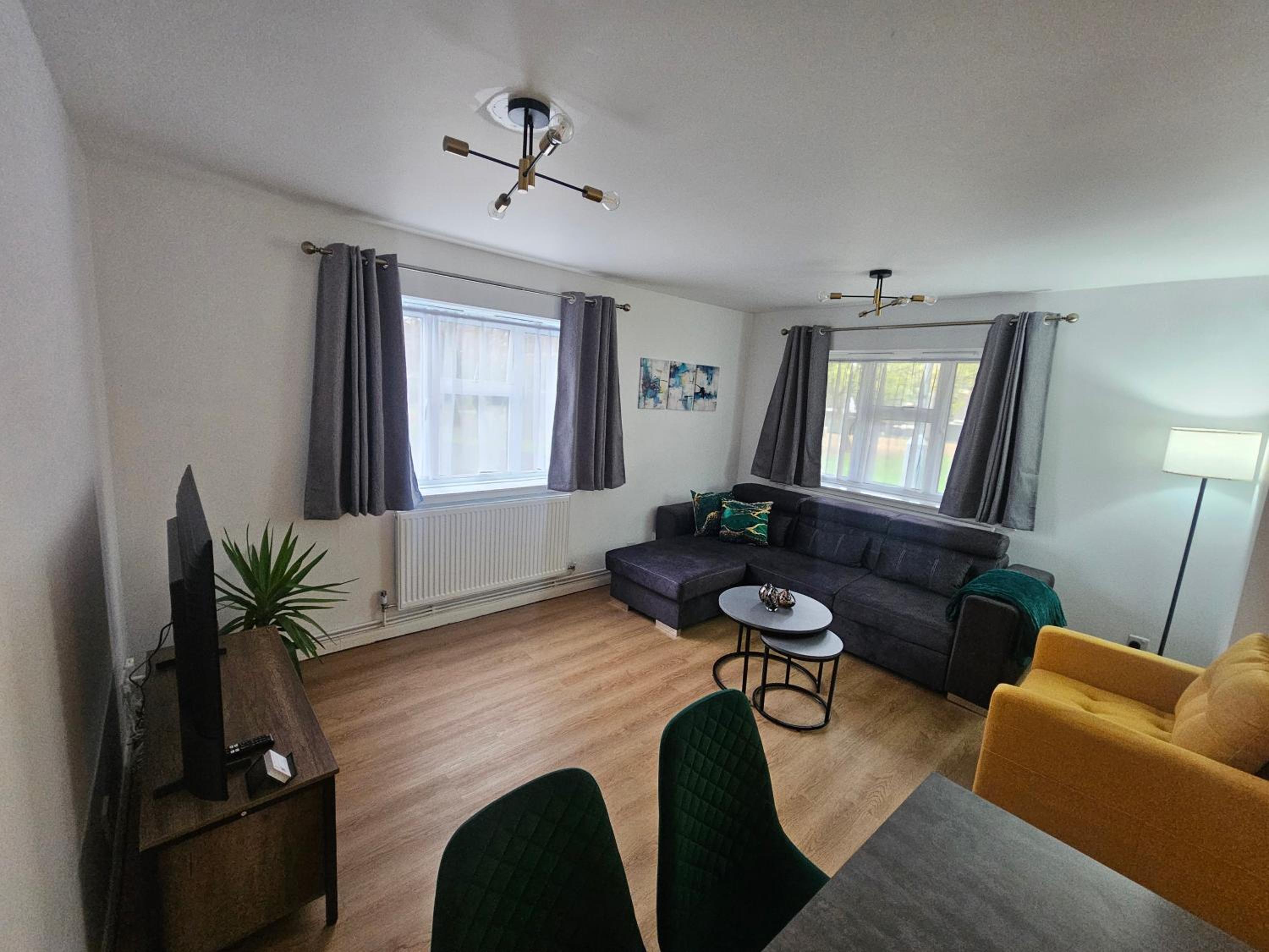 Bright & Modern Apartment, Central Location, Free Parking & Fast Wi Fi