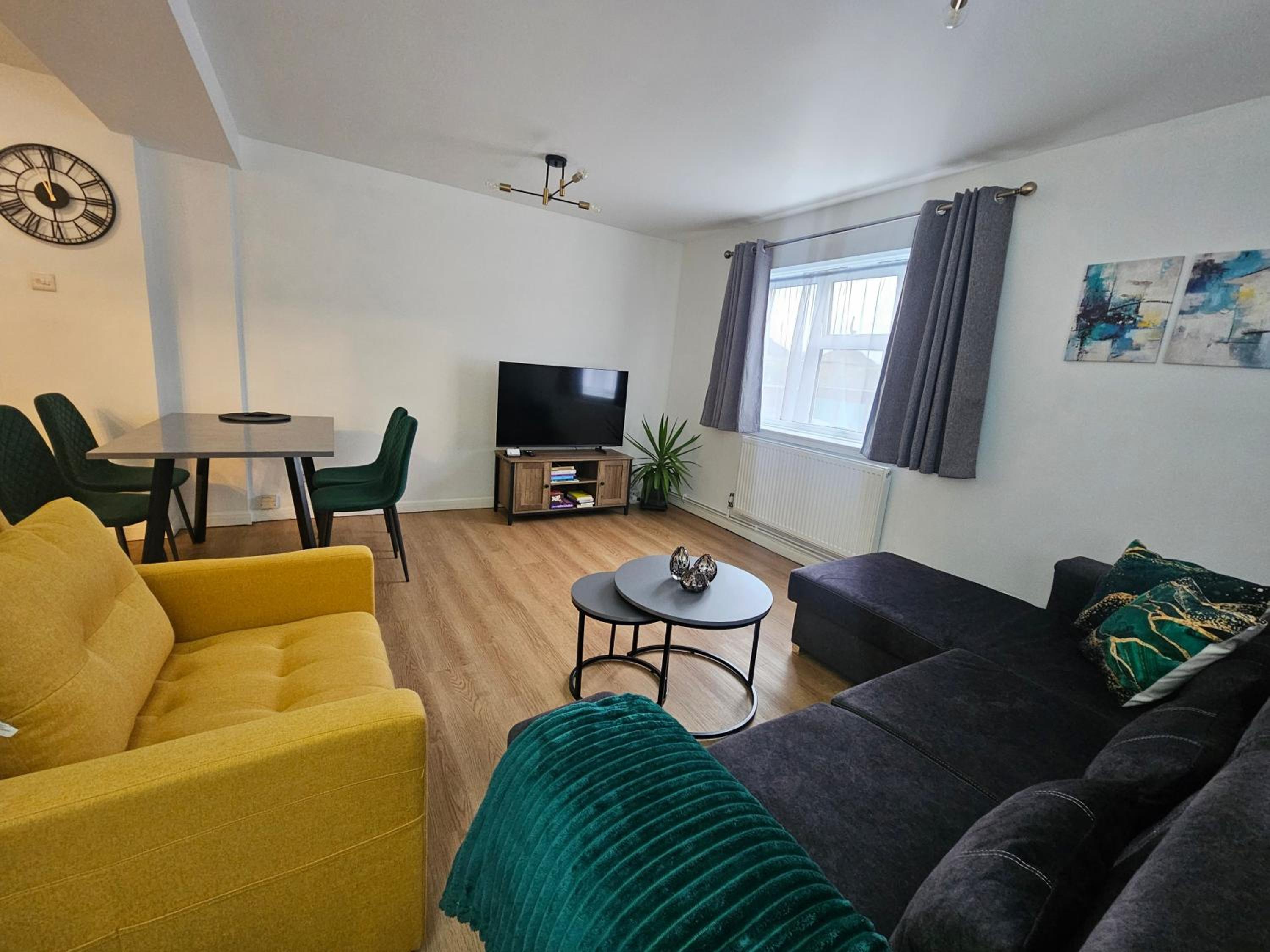 Bright & Modern Apartment, Central Location, Free Parking & Fast Wi Fi