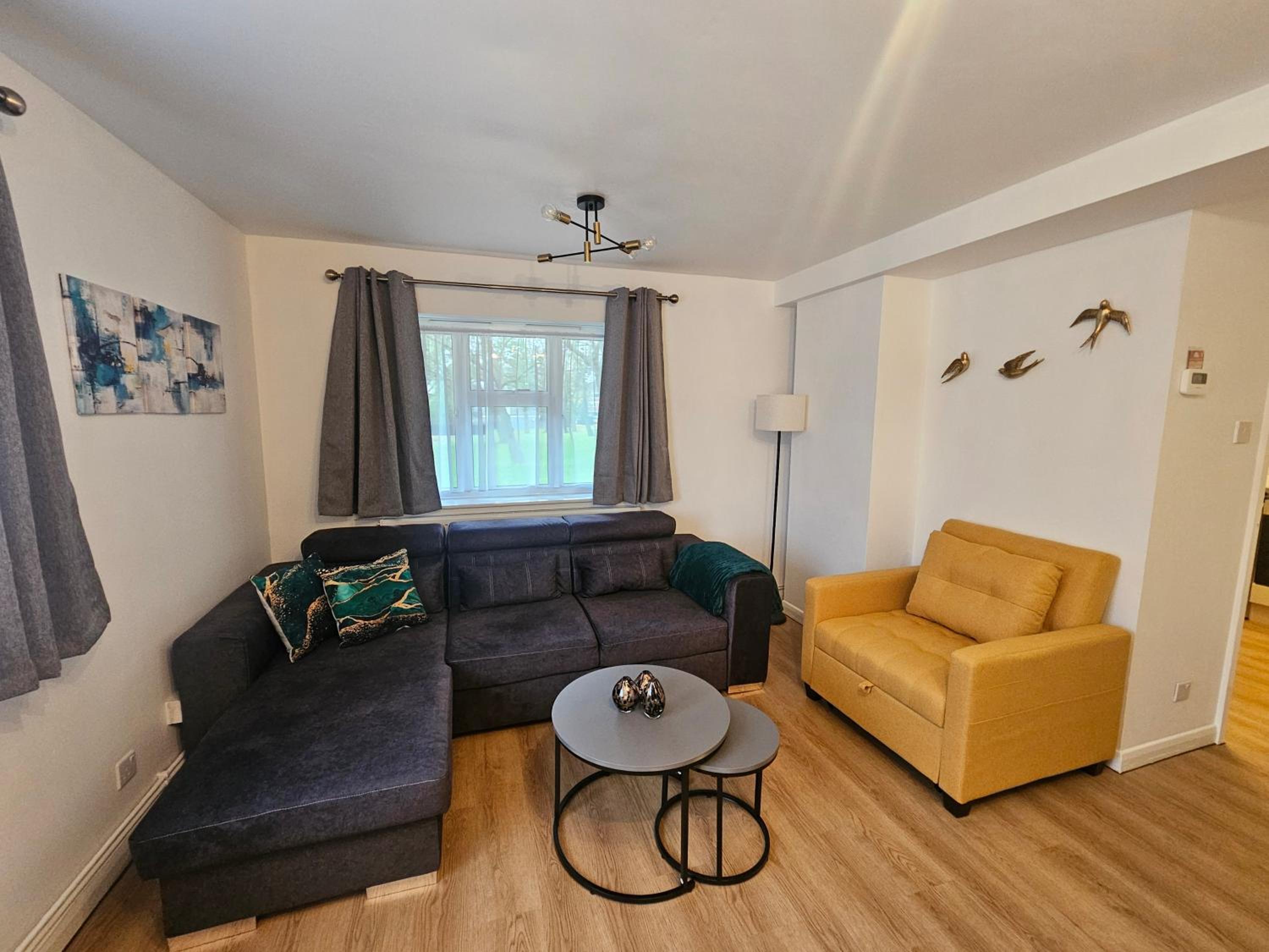 Bright & Modern Apartment, Central Location, Free Parking & Fast Wi Fi