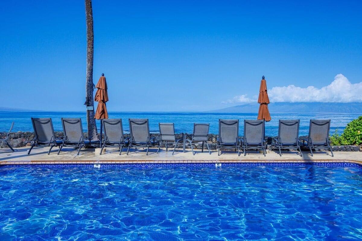 Hale Kai 110 · HKI 110 1BD Condo w Oceanviews and Oceanfront Poo