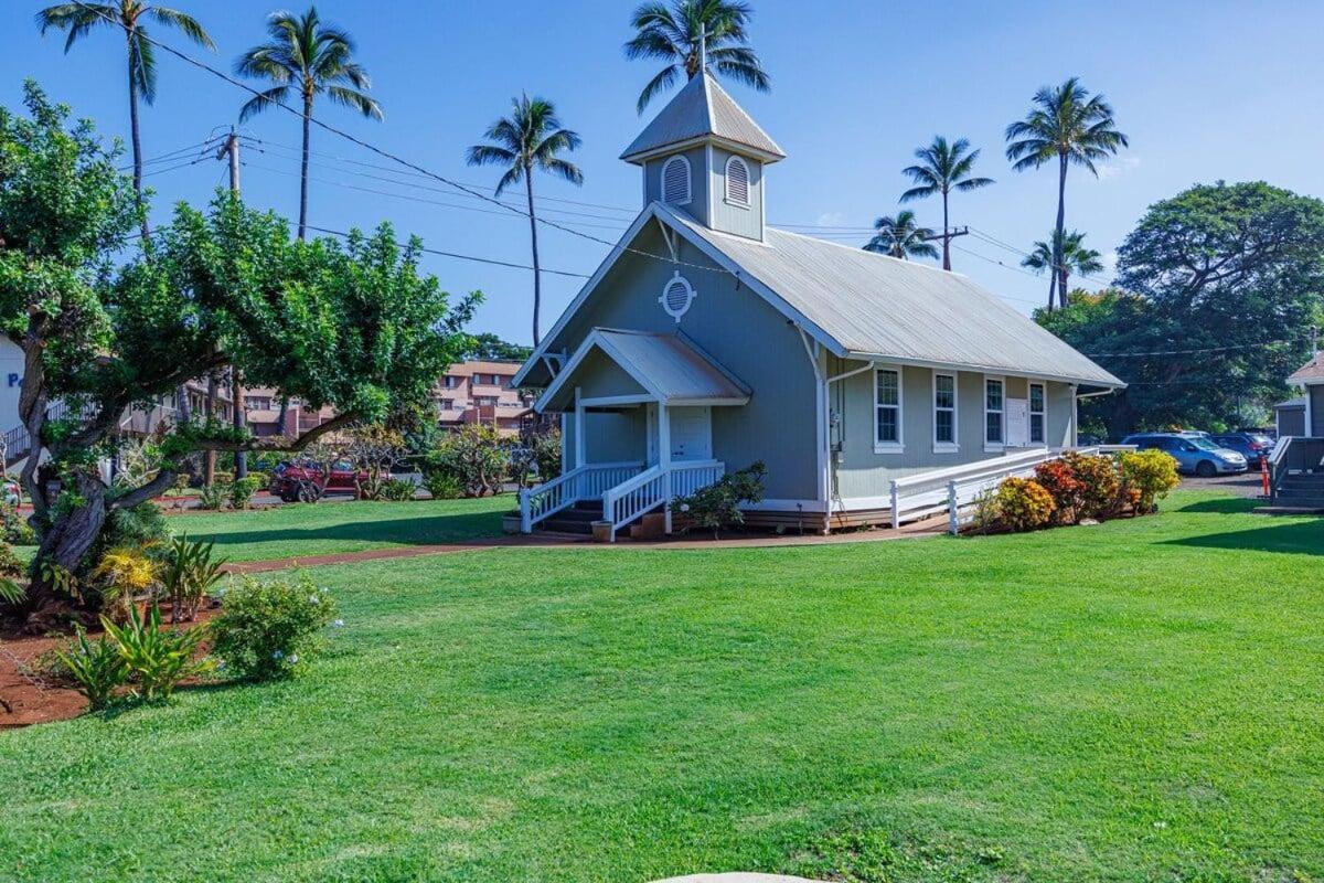 Hale Kai 110 · HKI 110 1BD Condo w Oceanviews and Oceanfront Poo