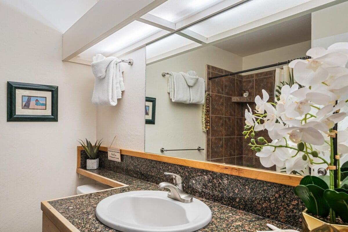Hale Kamaole 210 · HAK 210 1BD Ocean view Walk to the Beach and