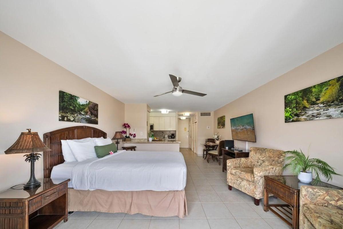 Lahaina Shores 306 · LS 306 Dream Maui Studio by the Beach Pool