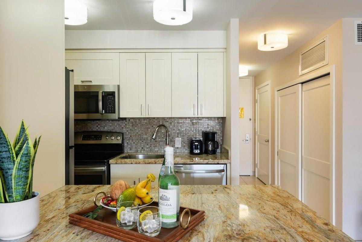 Lahaina Shores 306 · LS 306 Dream Maui Studio by the Beach Pool
