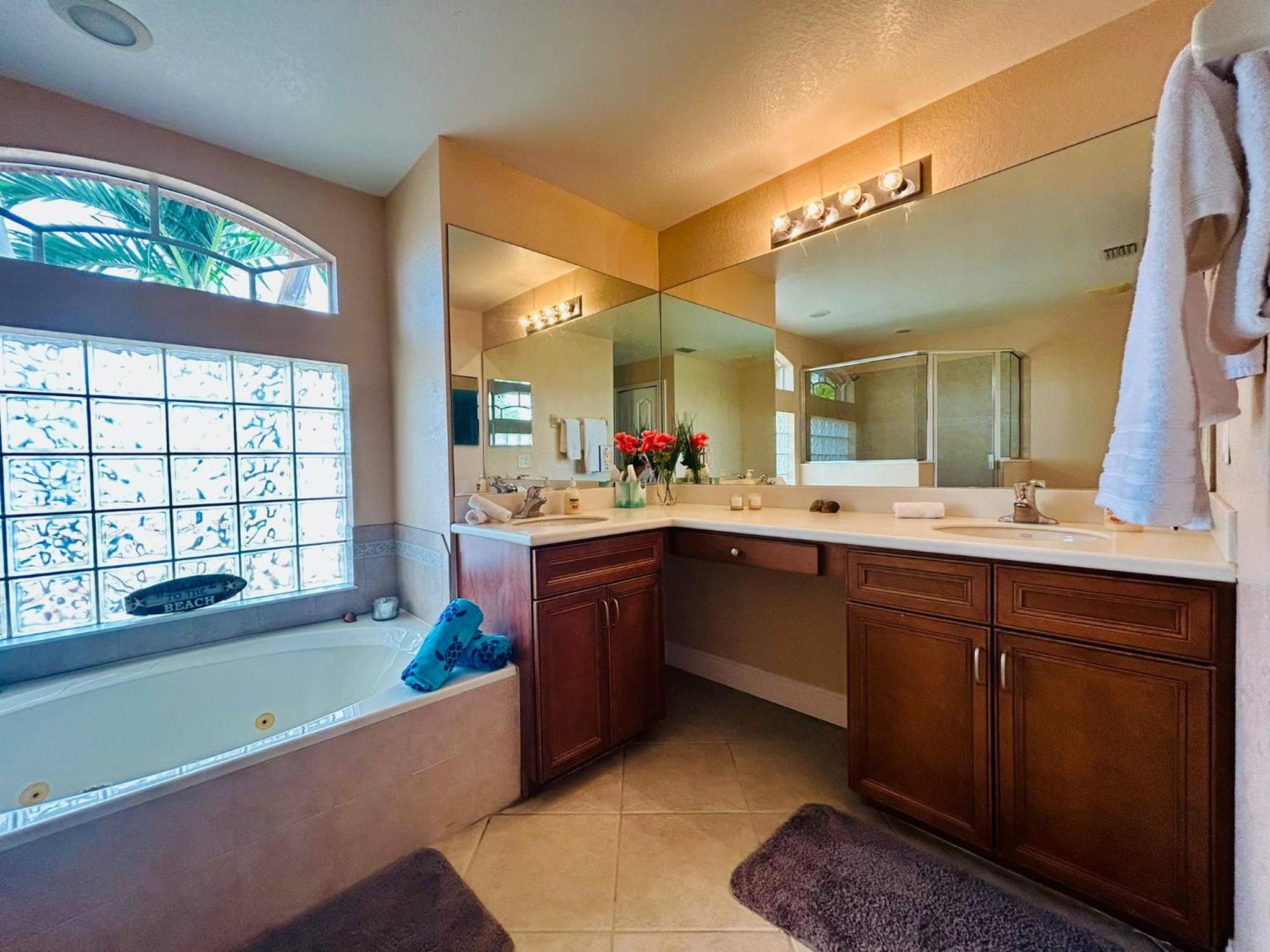 Waterfront VILLA with SPA&heated Pool, sunset view, Family&Pets Friendly