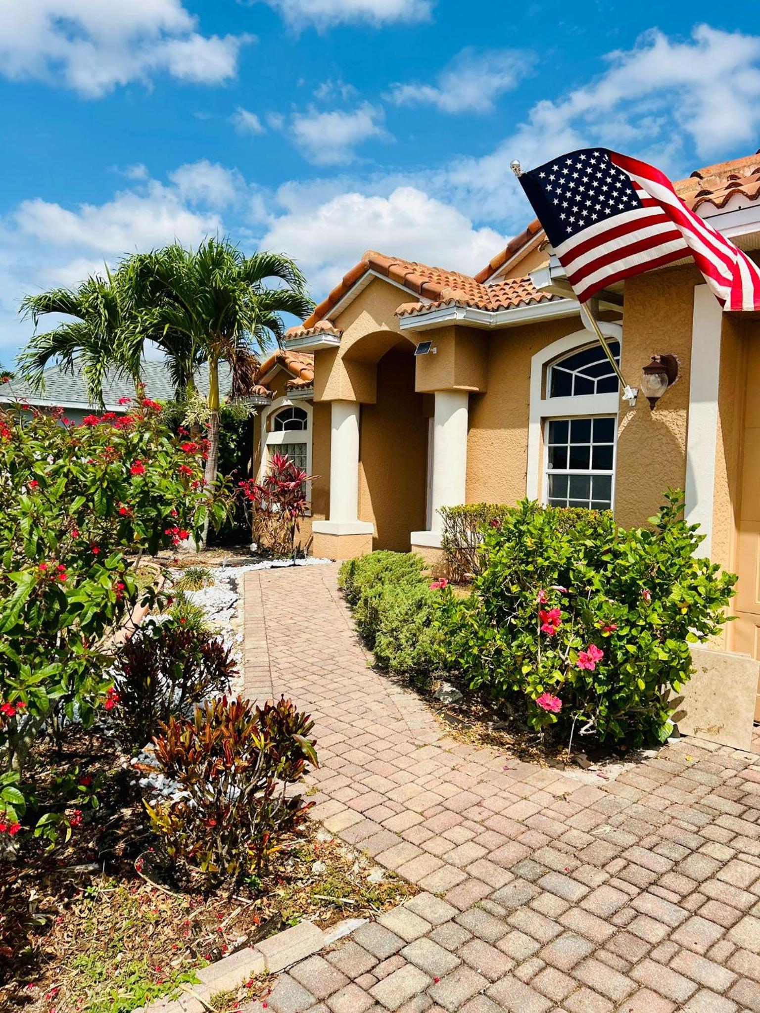 Waterfront VILLA with SPA&heated Pool, sunset view, Family&Pets Friendly