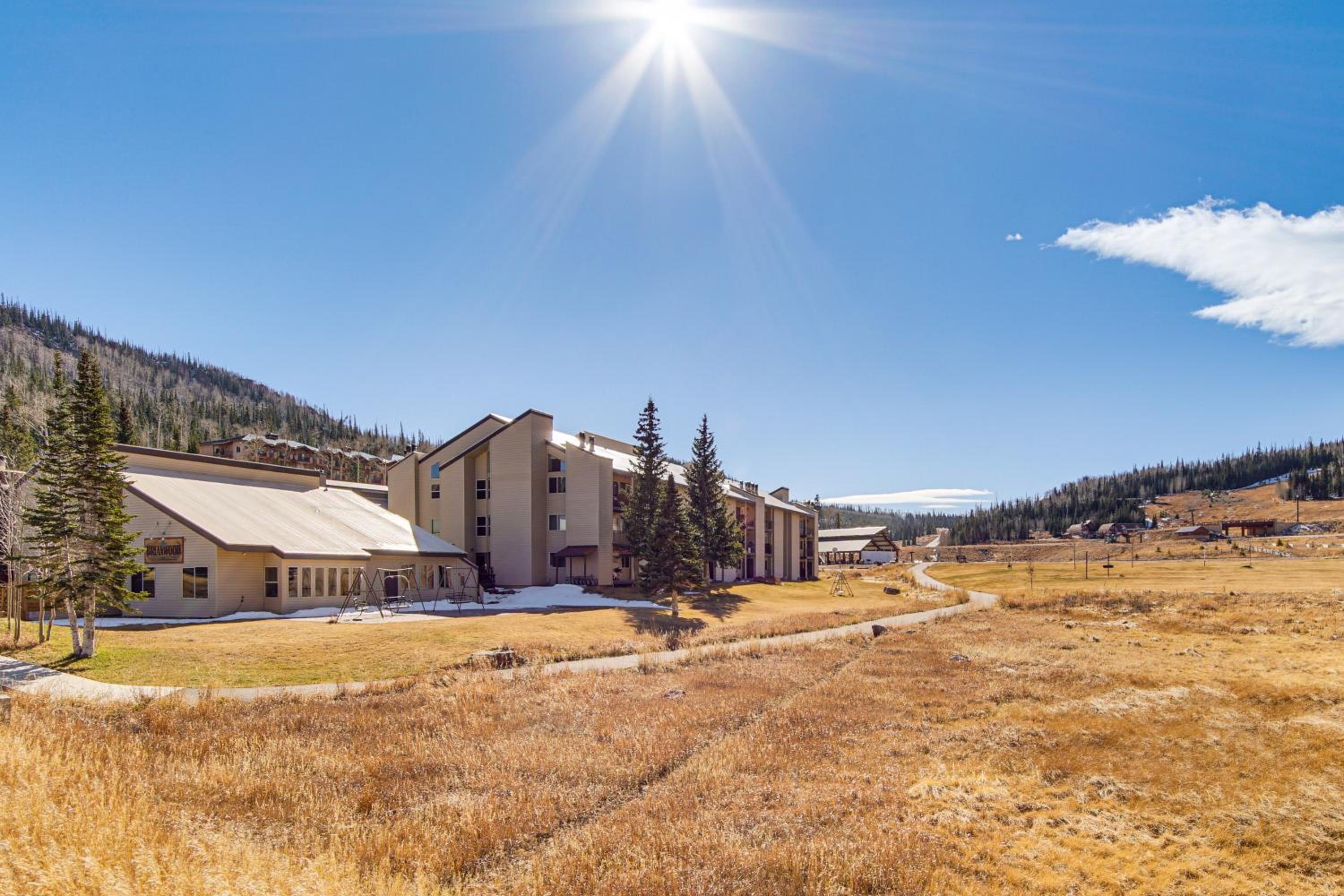 Walk to Giant Steps Ski Lift! Mtn Condo w/ Hot Tub