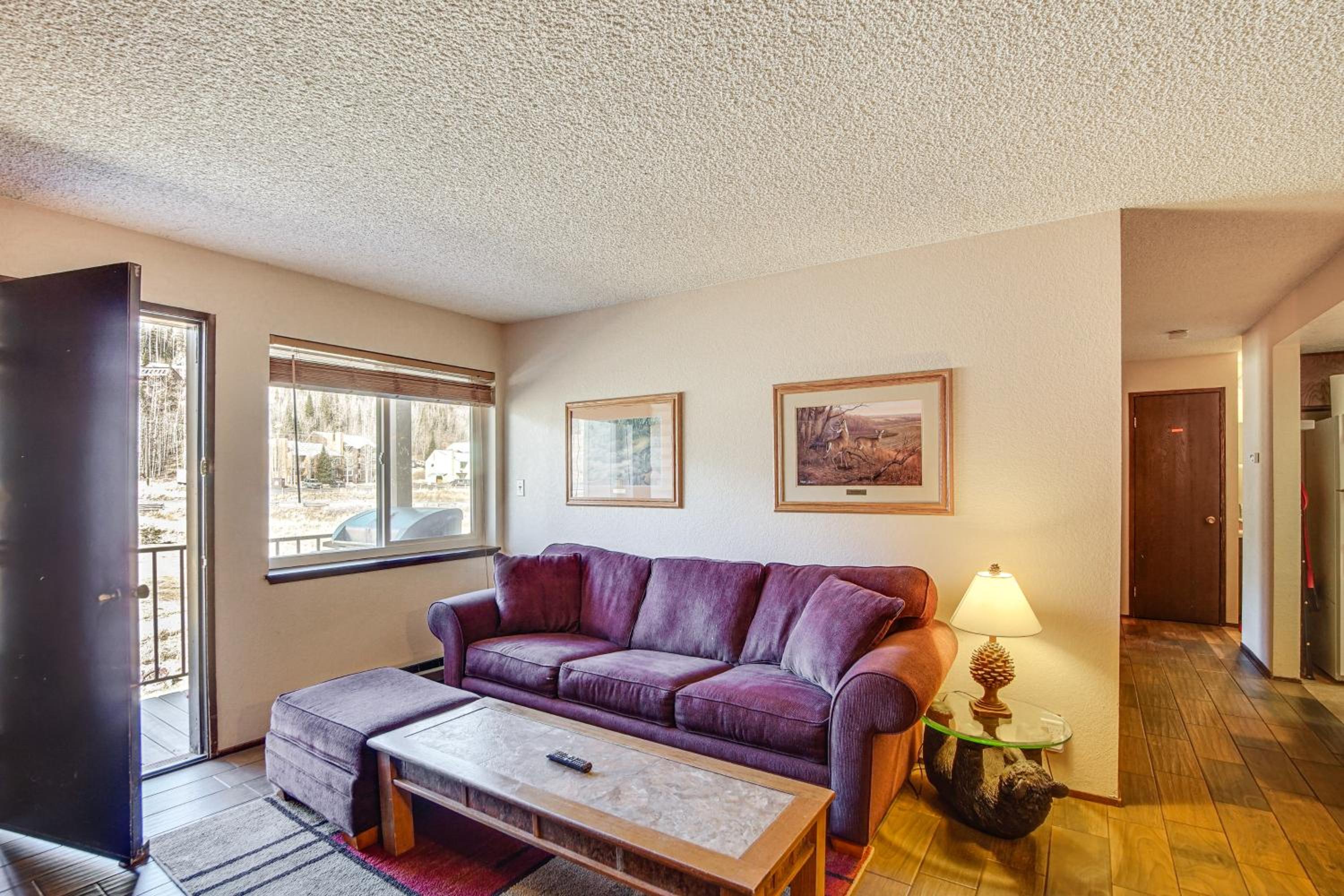 Walk to Giant Steps Ski Lift! Mtn Condo w/ Hot Tub