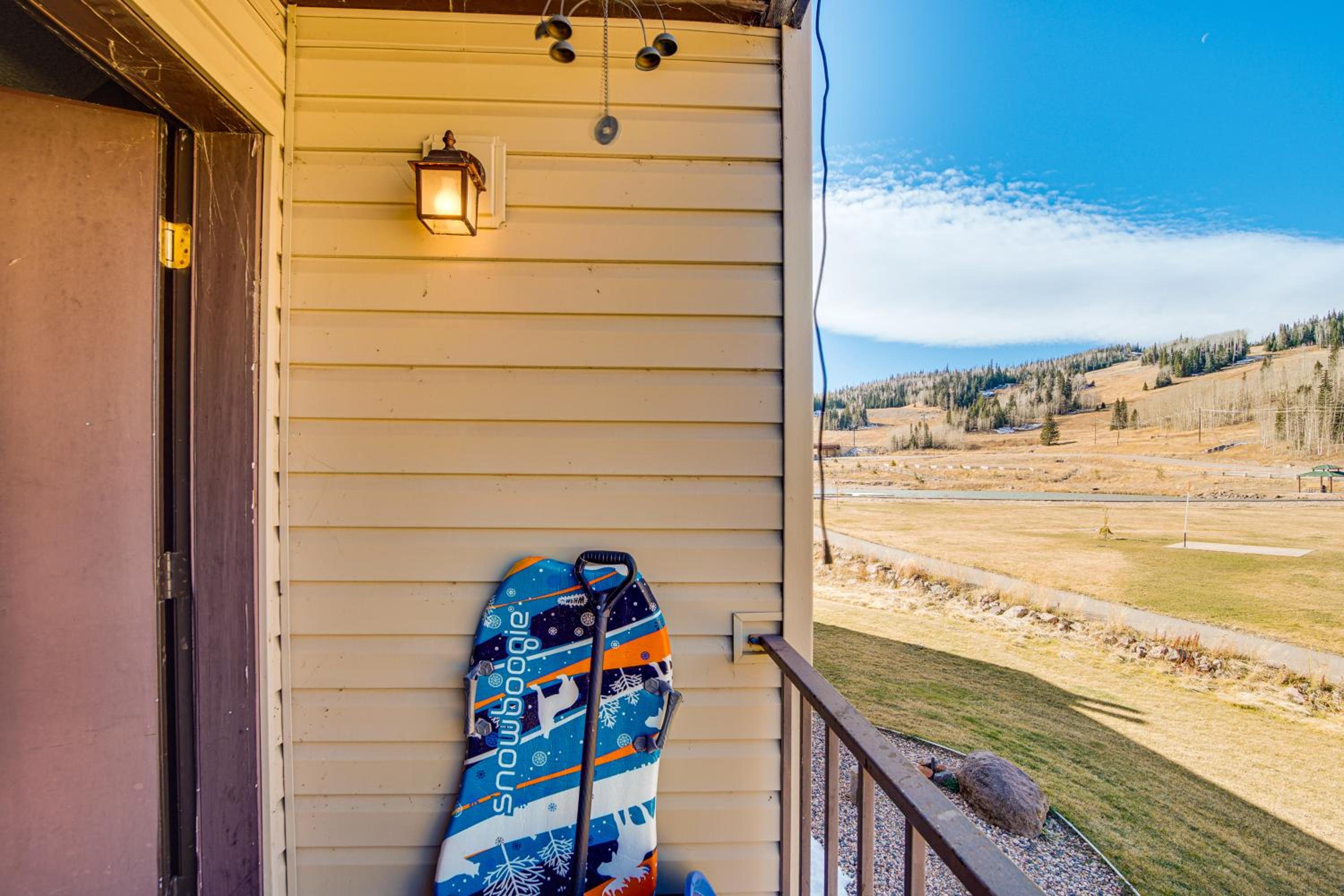 Walk to Giant Steps Ski Lift! Mtn Condo w/ Hot Tub