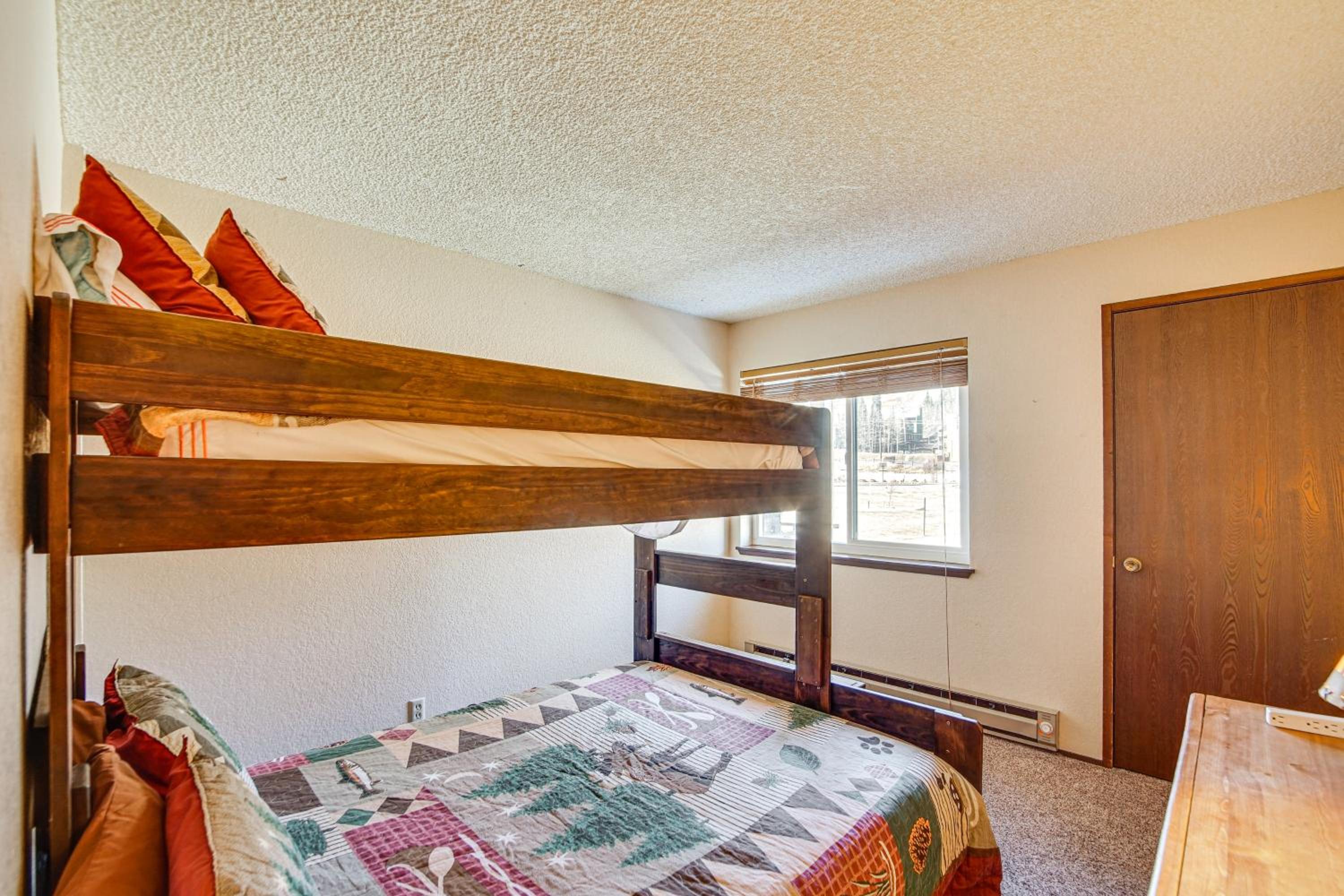 Walk to Giant Steps Ski Lift! Mtn Condo w/ Hot Tub