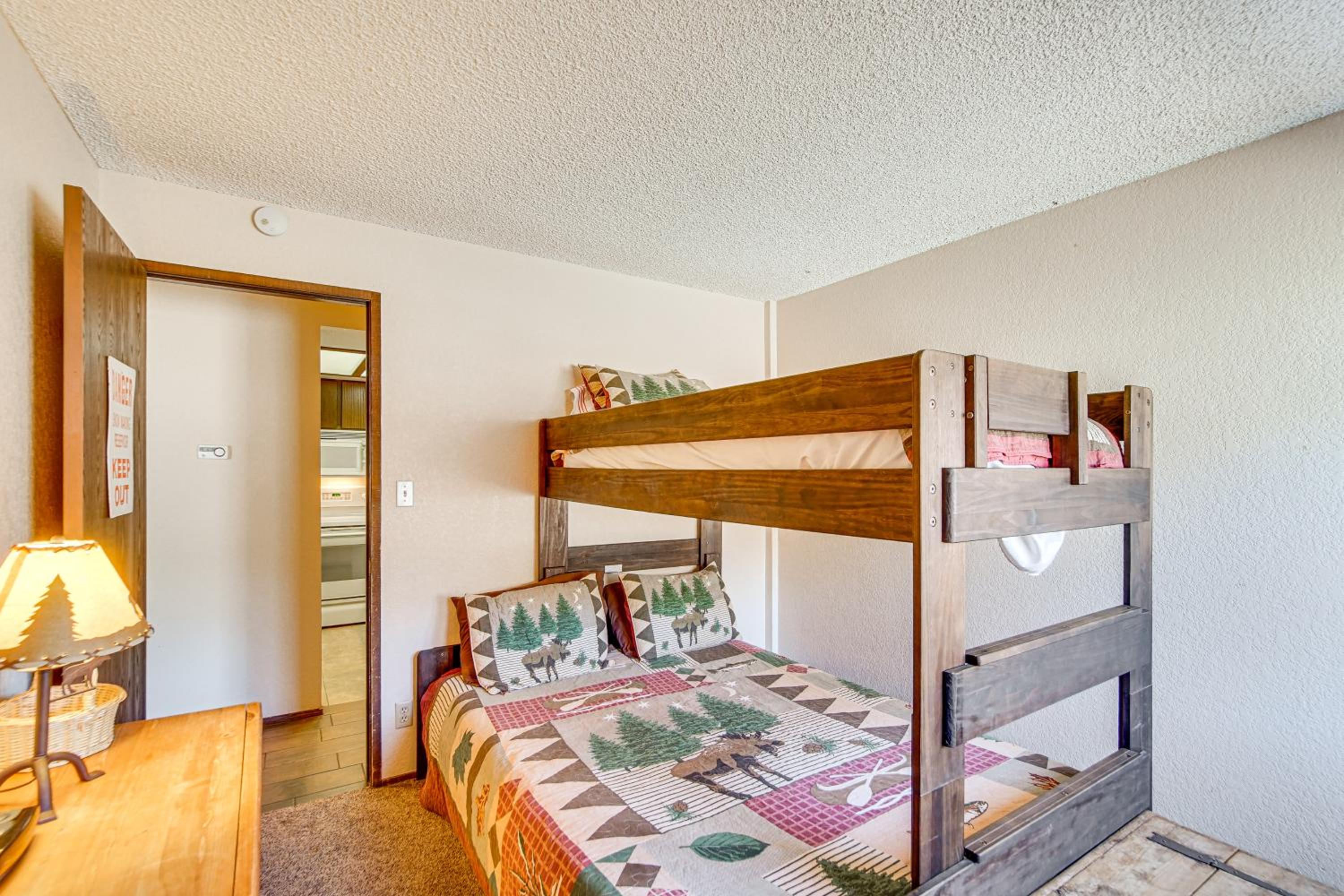 Walk to Giant Steps Ski Lift! Mtn Condo w/ Hot Tub