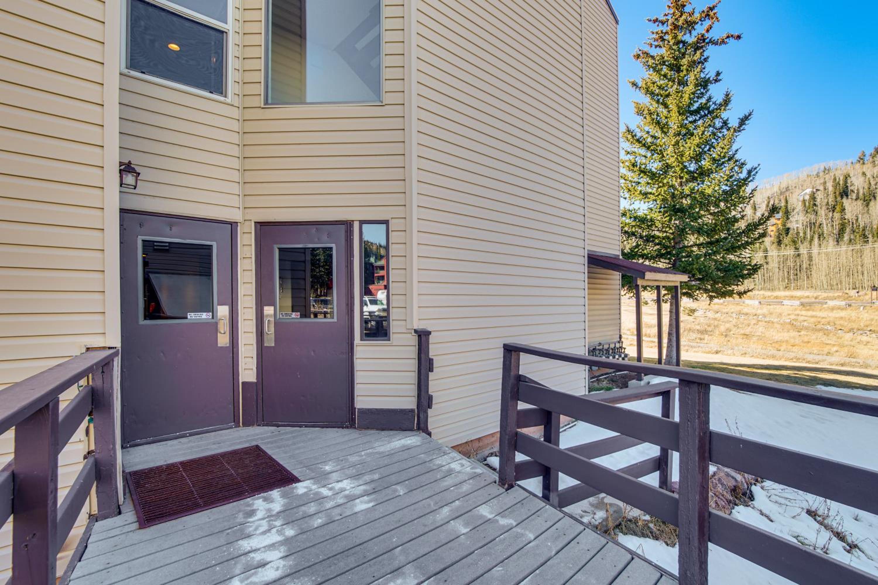 Walk to Giant Steps Ski Lift! Mtn Condo w/ Hot Tub