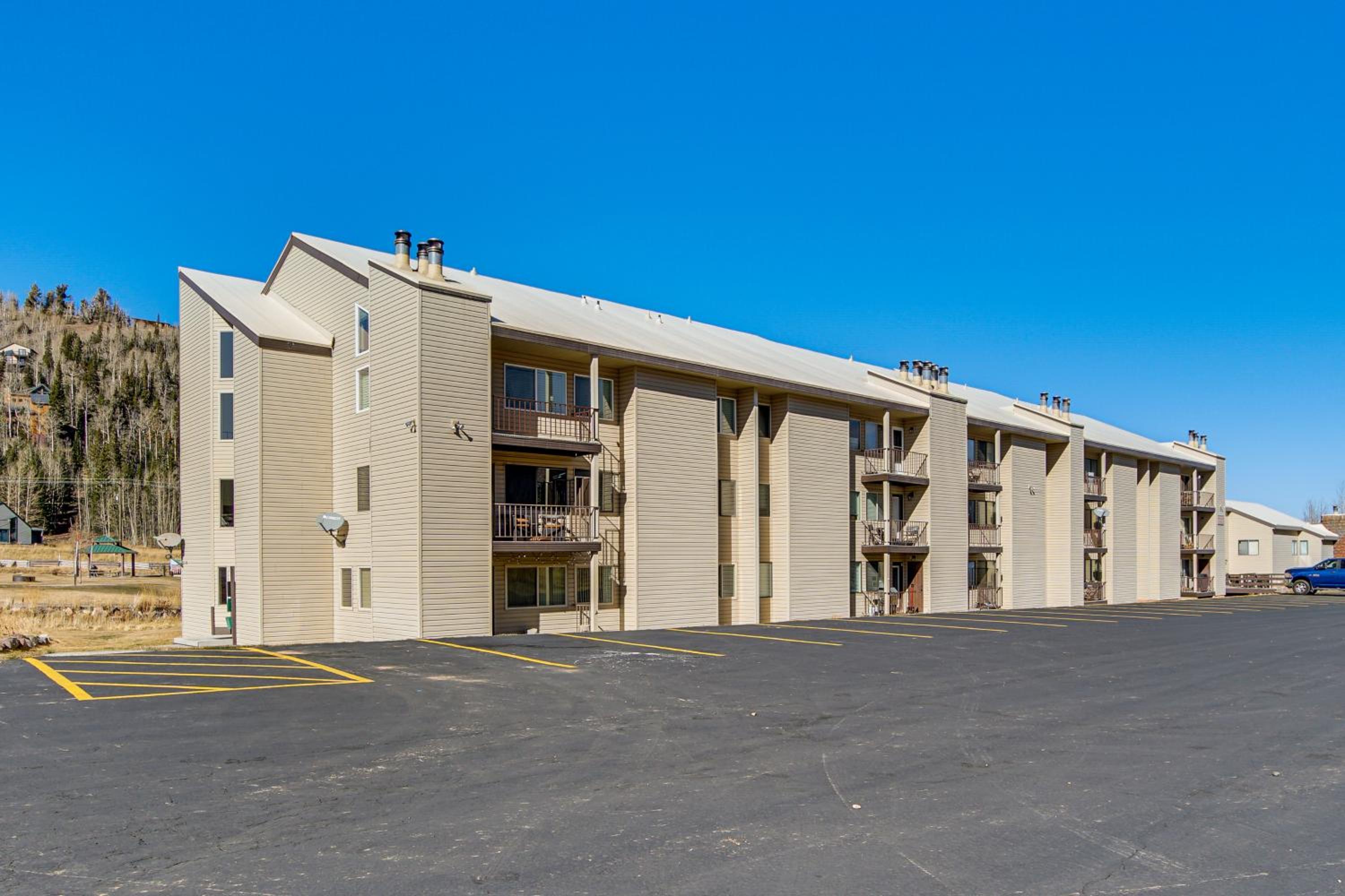 Walk to Giant Steps Ski Lift! Mtn Condo w/ Hot Tub