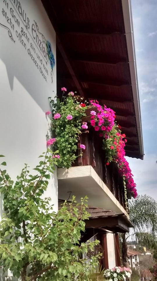 Hospedaria Gãstehaus Enzian
