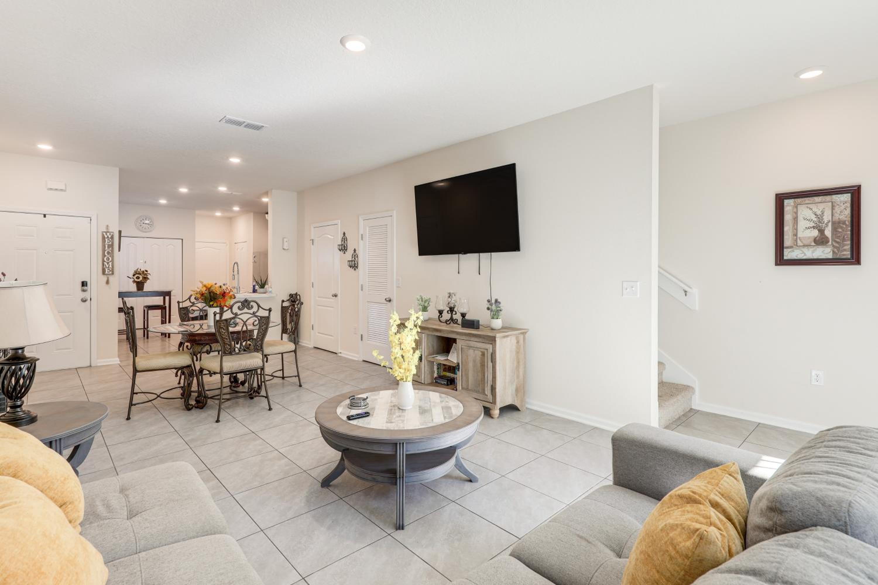 4 Mi to EverBank Stadium! Stylish Suburban Retreat