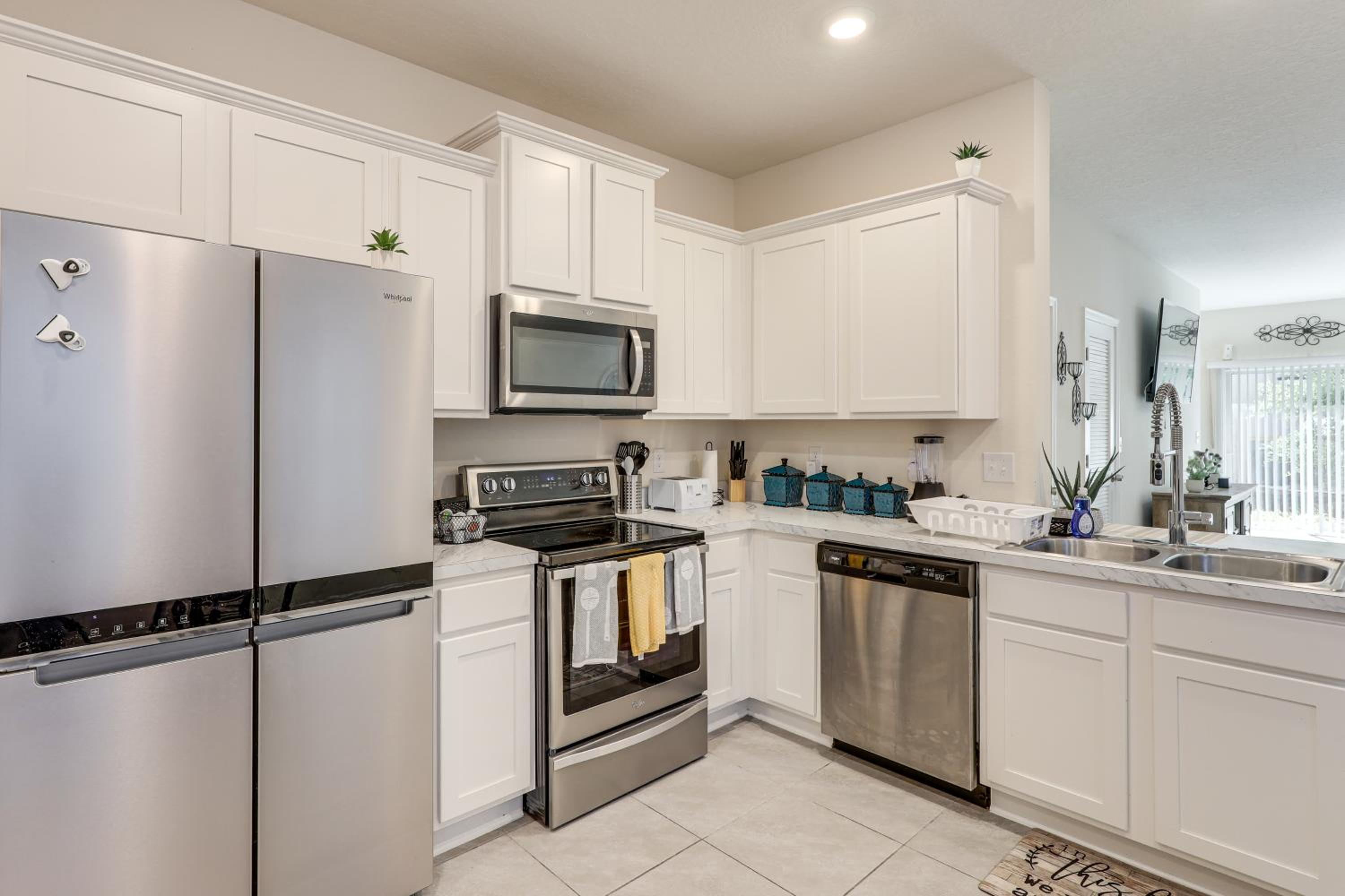 4 Mi to EverBank Stadium! Stylish Suburban Retreat