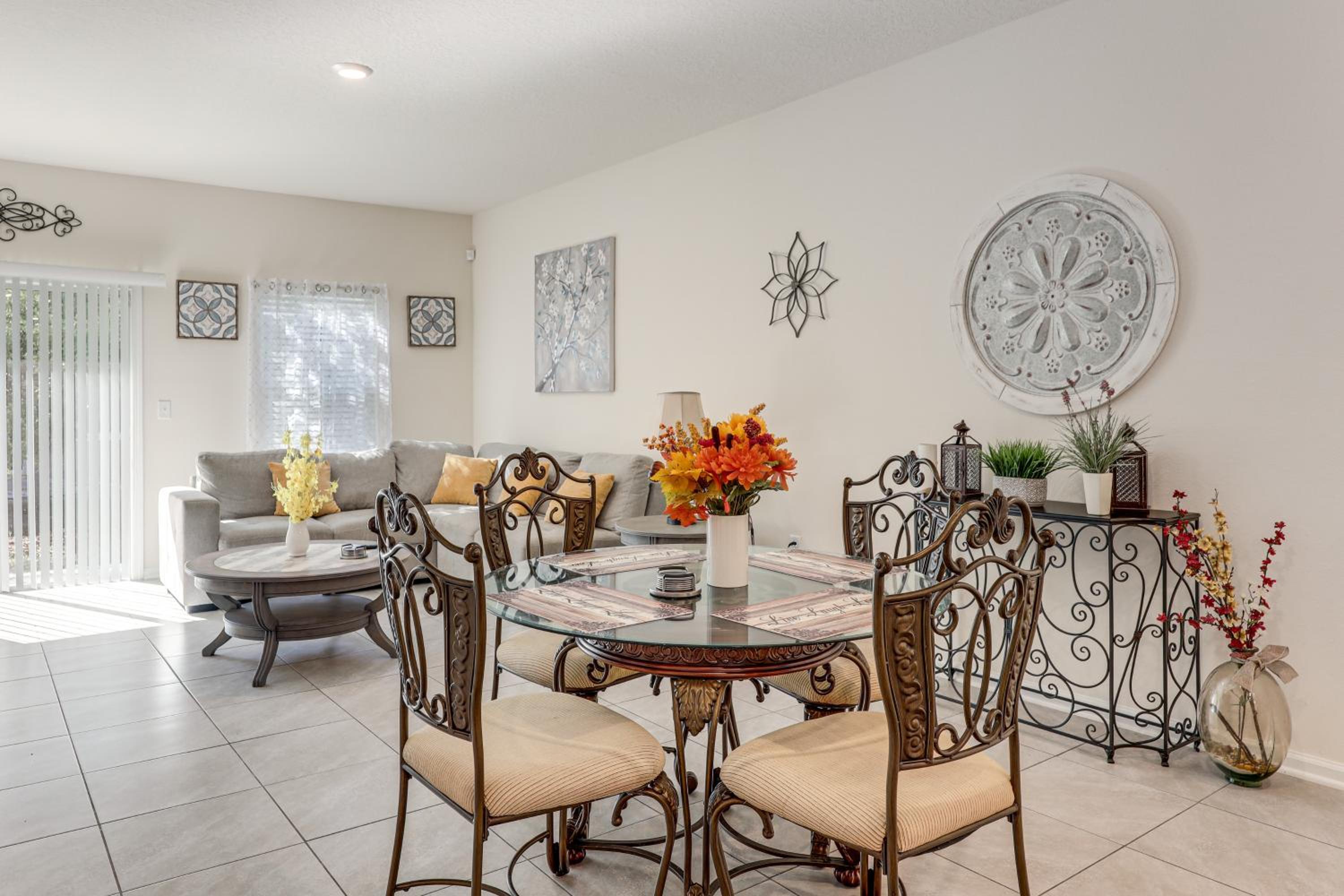 4 Mi to EverBank Stadium! Stylish Suburban Retreat