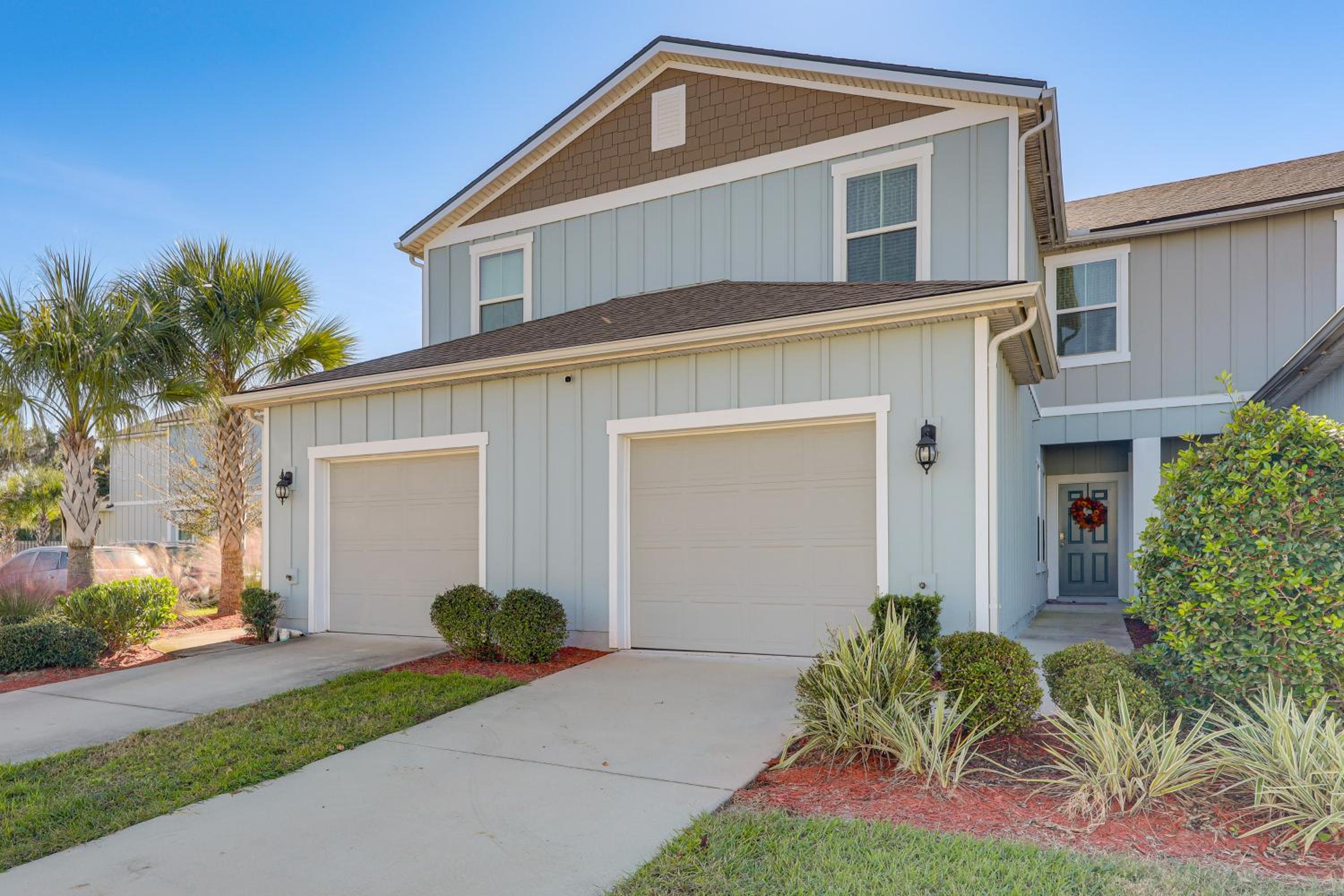 4 Mi to EverBank Stadium! Stylish Suburban Retreat