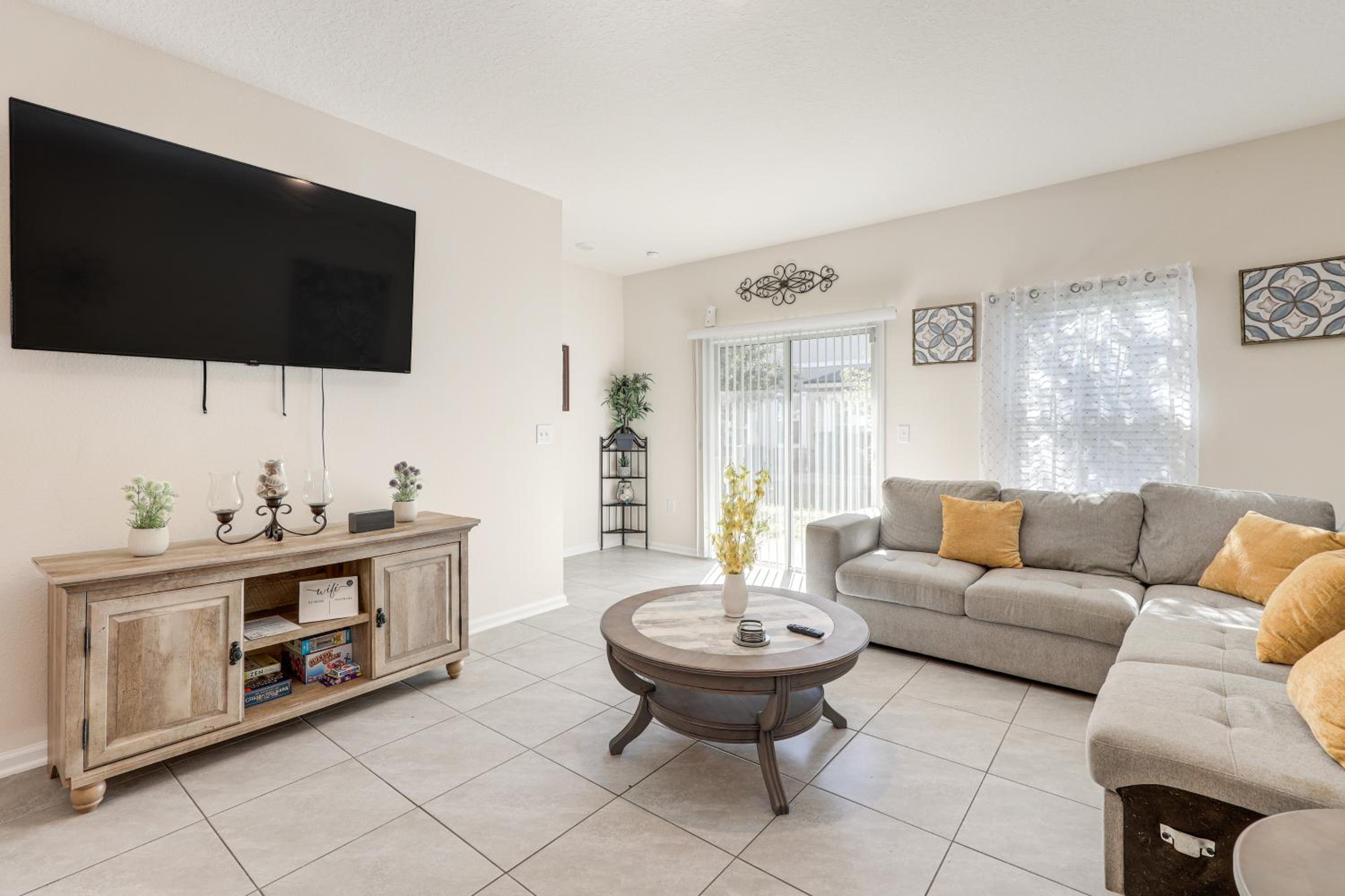 4 Mi to EverBank Stadium! Stylish Suburban Retreat