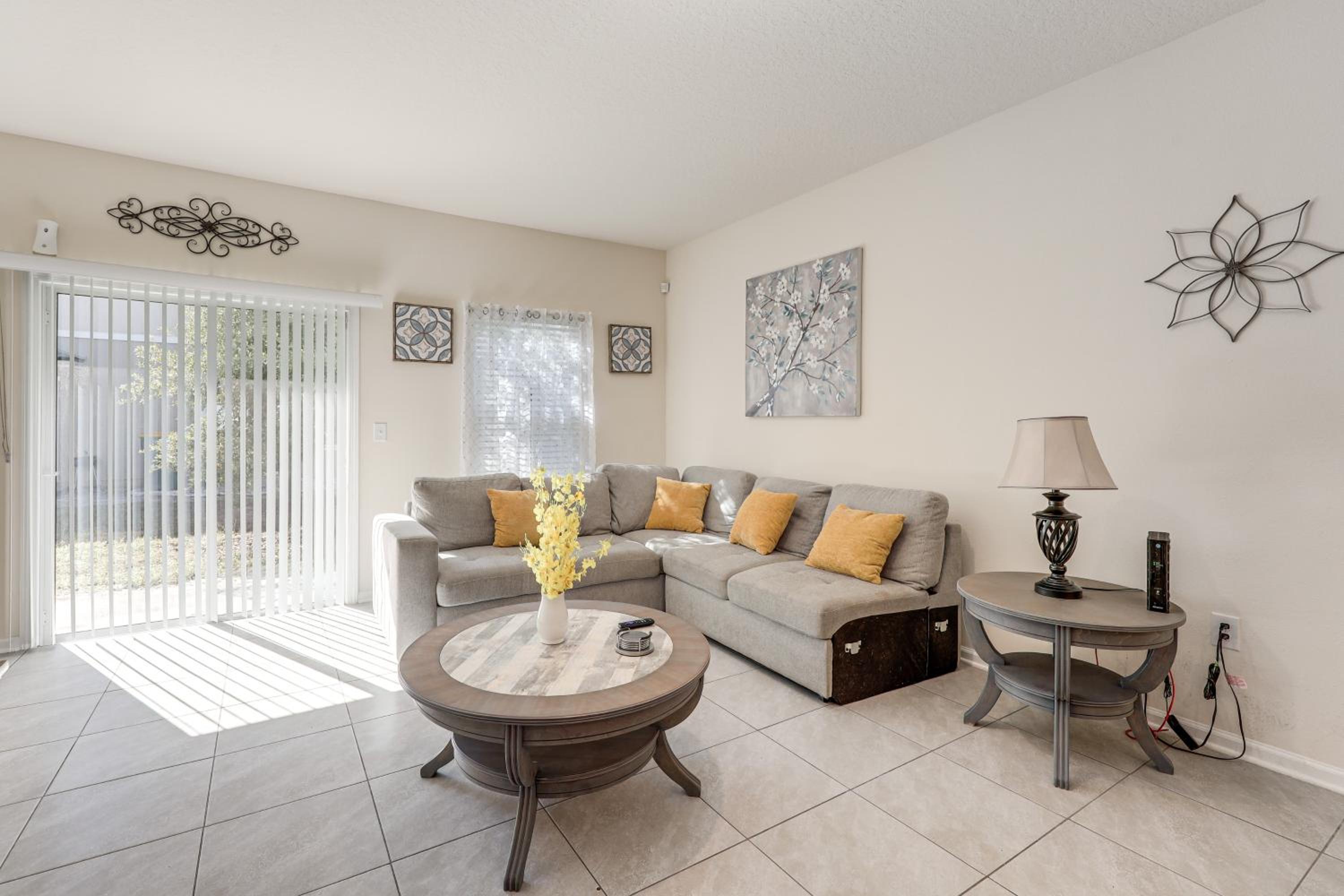 4 Mi to EverBank Stadium! Stylish Suburban Retreat