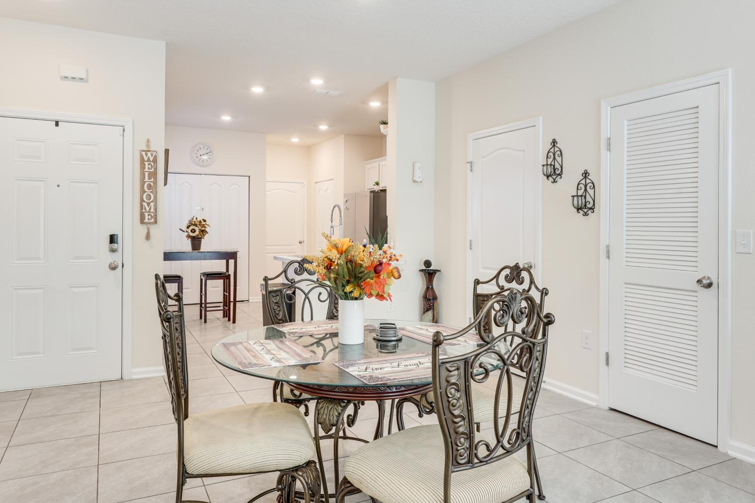 4 Mi to EverBank Stadium! Stylish Suburban Retreat