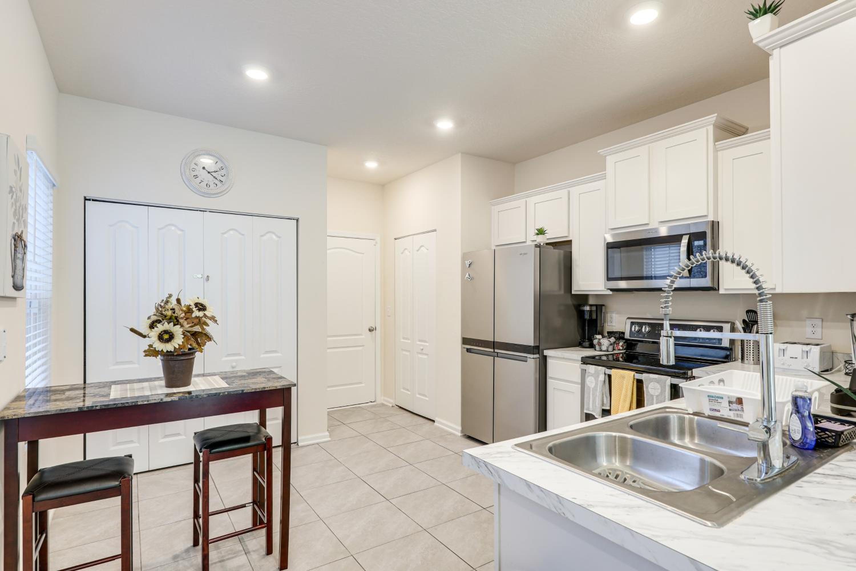 4 Mi to EverBank Stadium! Stylish Suburban Retreat