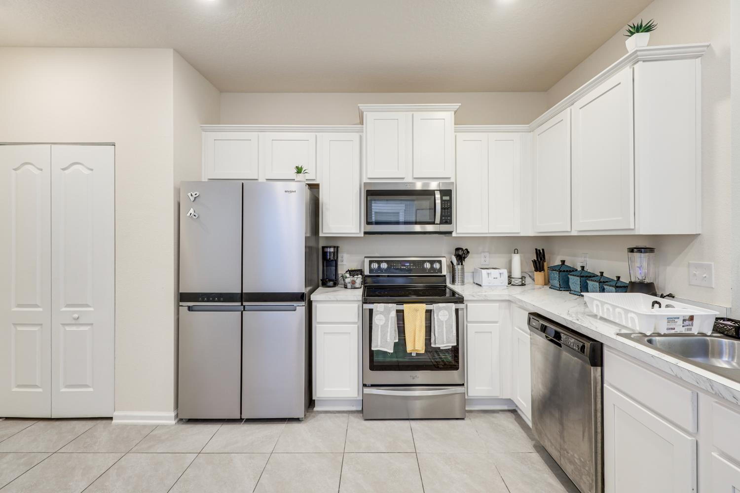 4 Mi to EverBank Stadium! Stylish Suburban Retreat