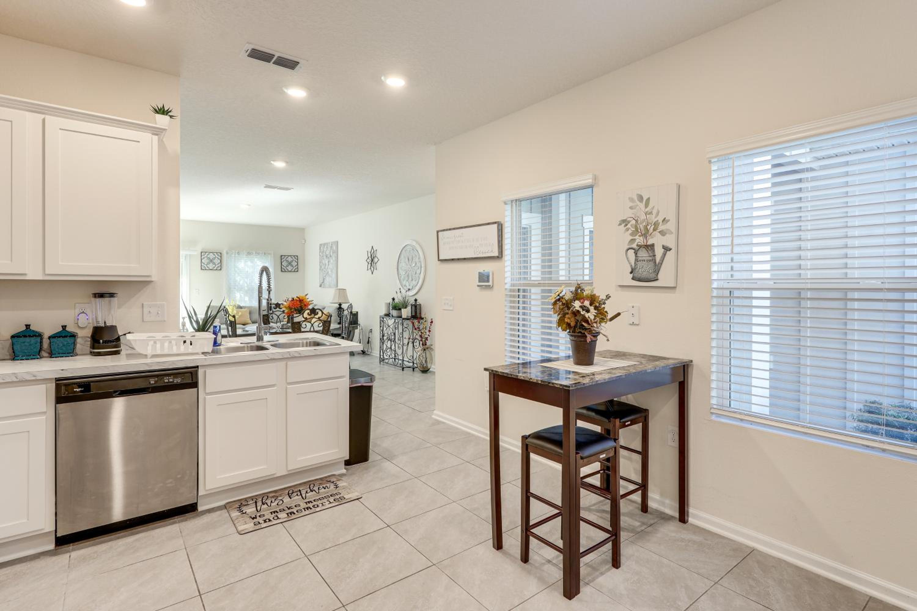 4 Mi to EverBank Stadium! Stylish Suburban Retreat