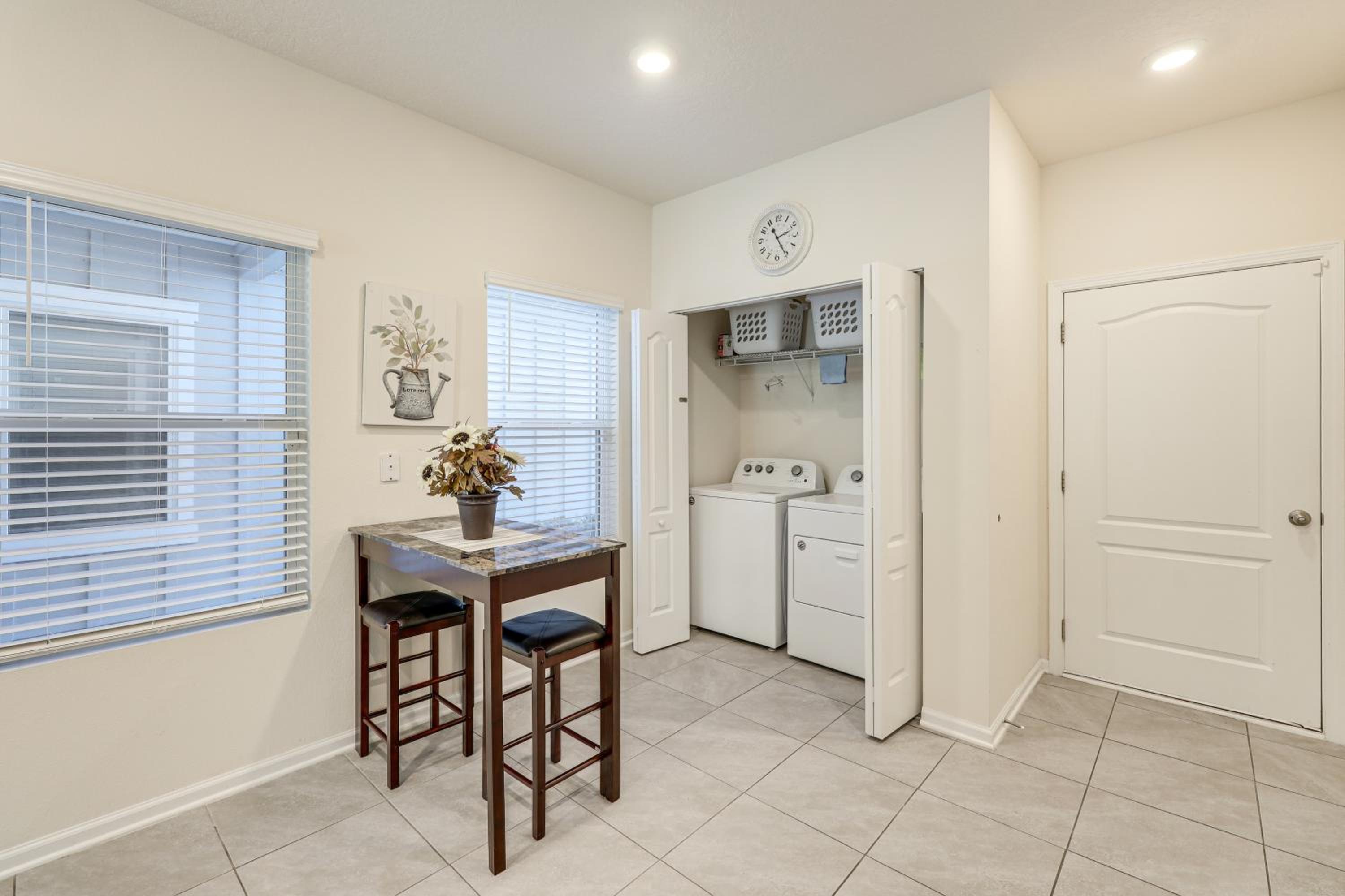 4 Mi to EverBank Stadium! Stylish Suburban Retreat