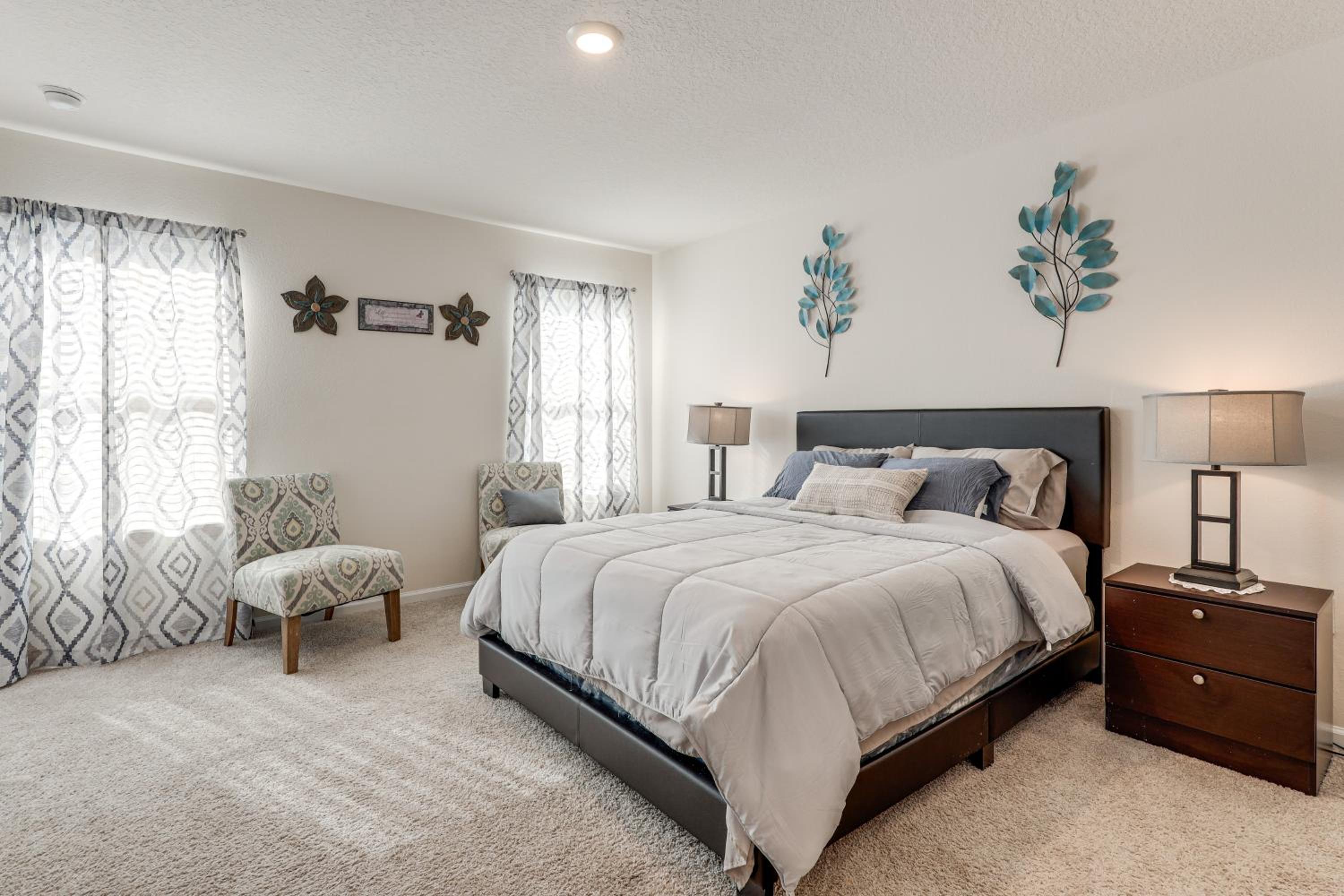 4 Mi to EverBank Stadium! Stylish Suburban Retreat