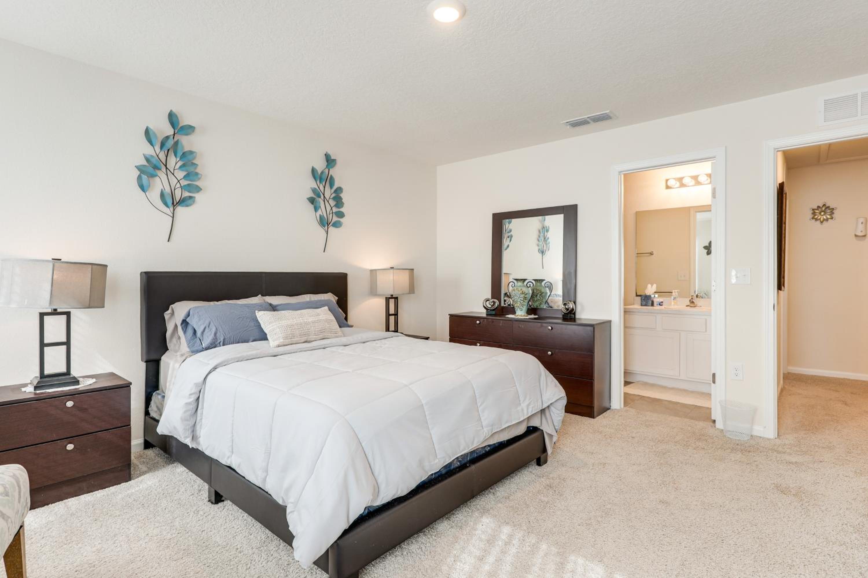 4 Mi to EverBank Stadium! Stylish Suburban Retreat