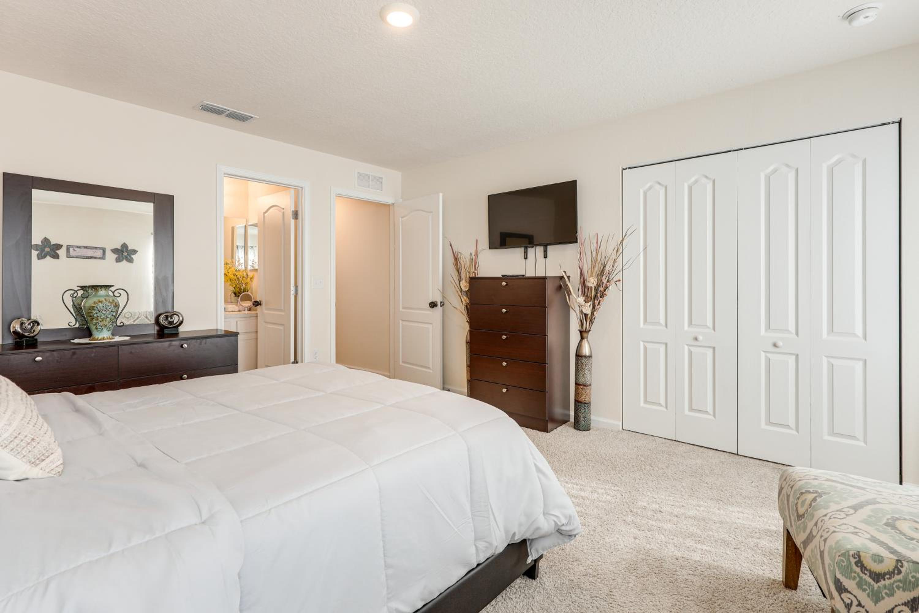 4 Mi to EverBank Stadium! Stylish Suburban Retreat