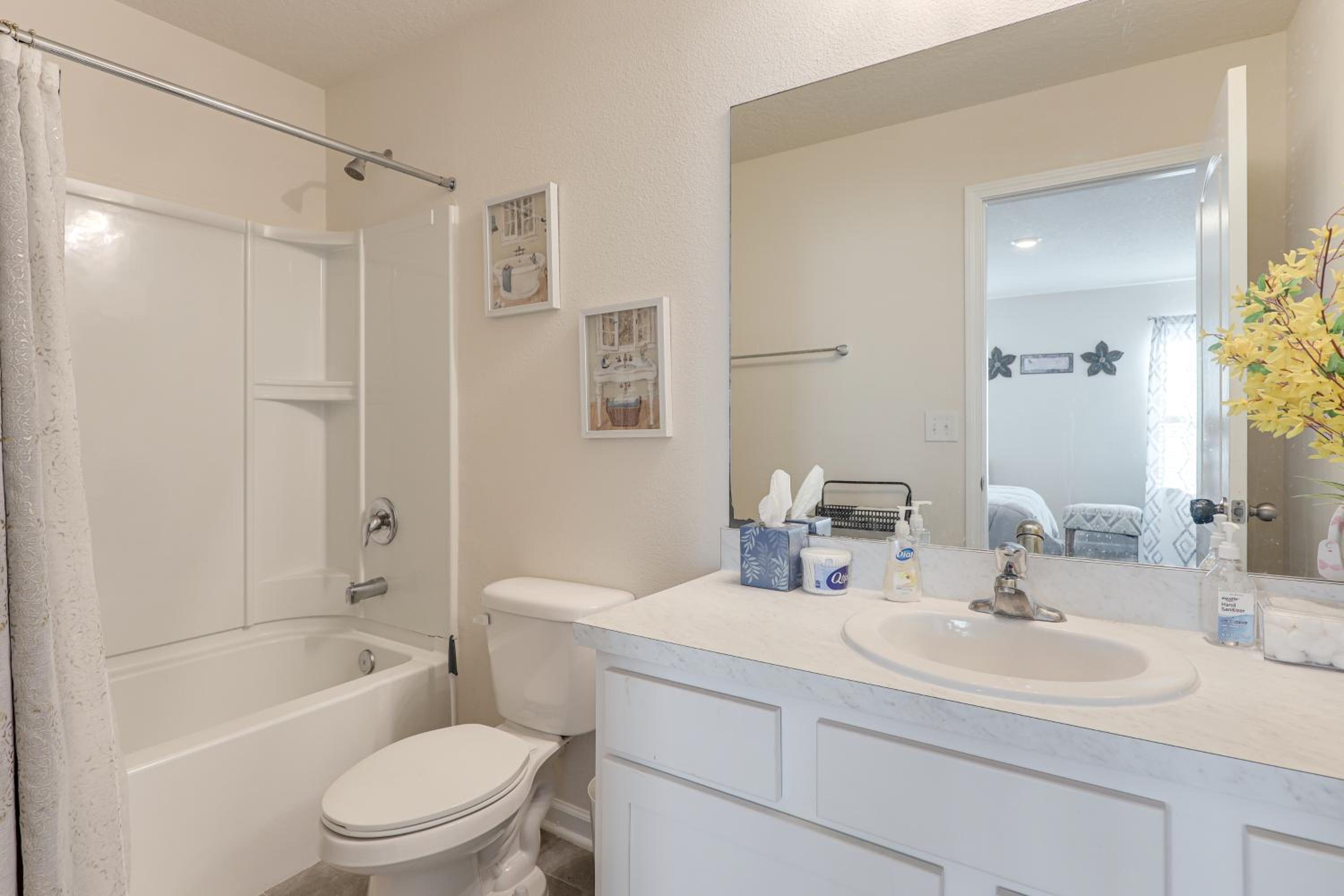 4 Mi to EverBank Stadium! Stylish Suburban Retreat
