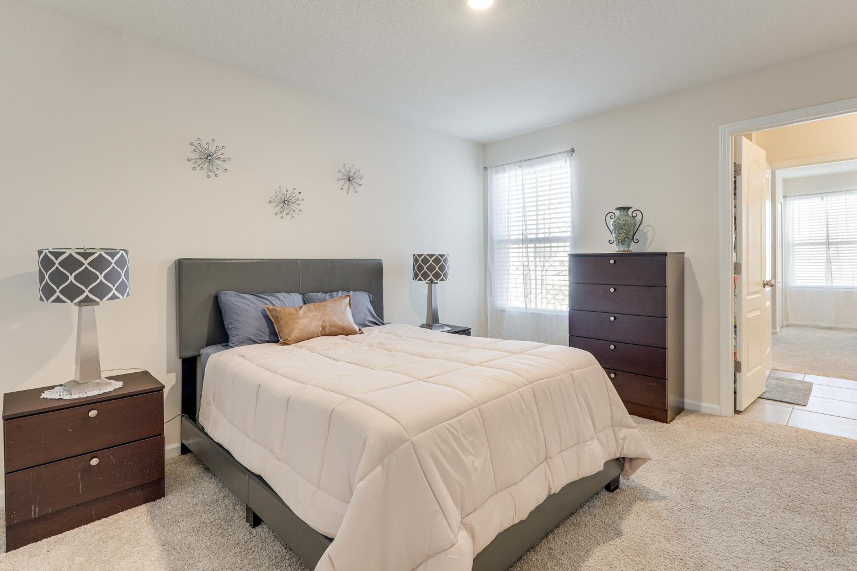 4 Mi to EverBank Stadium! Stylish Suburban Retreat