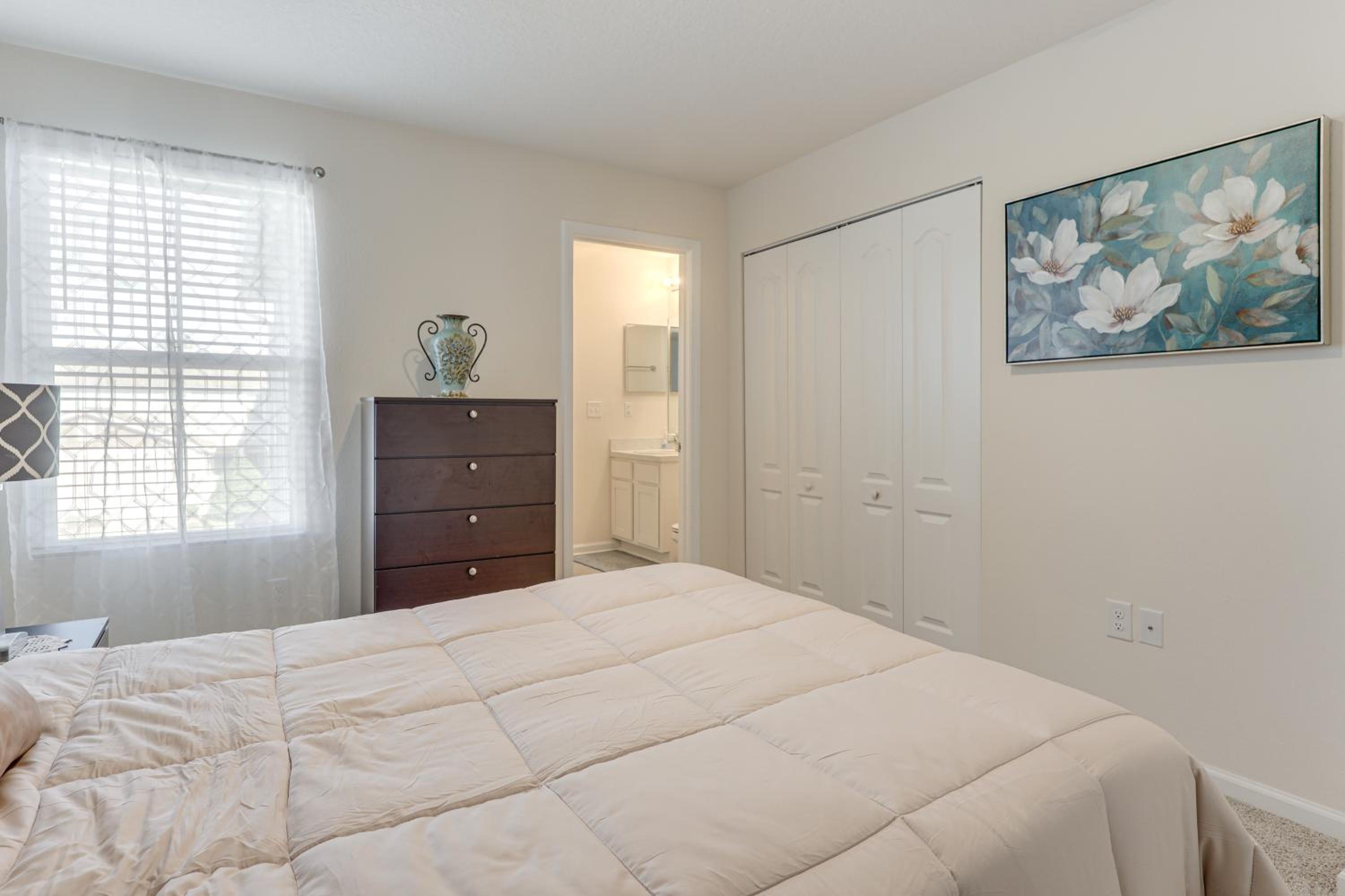 4 Mi to EverBank Stadium! Stylish Suburban Retreat