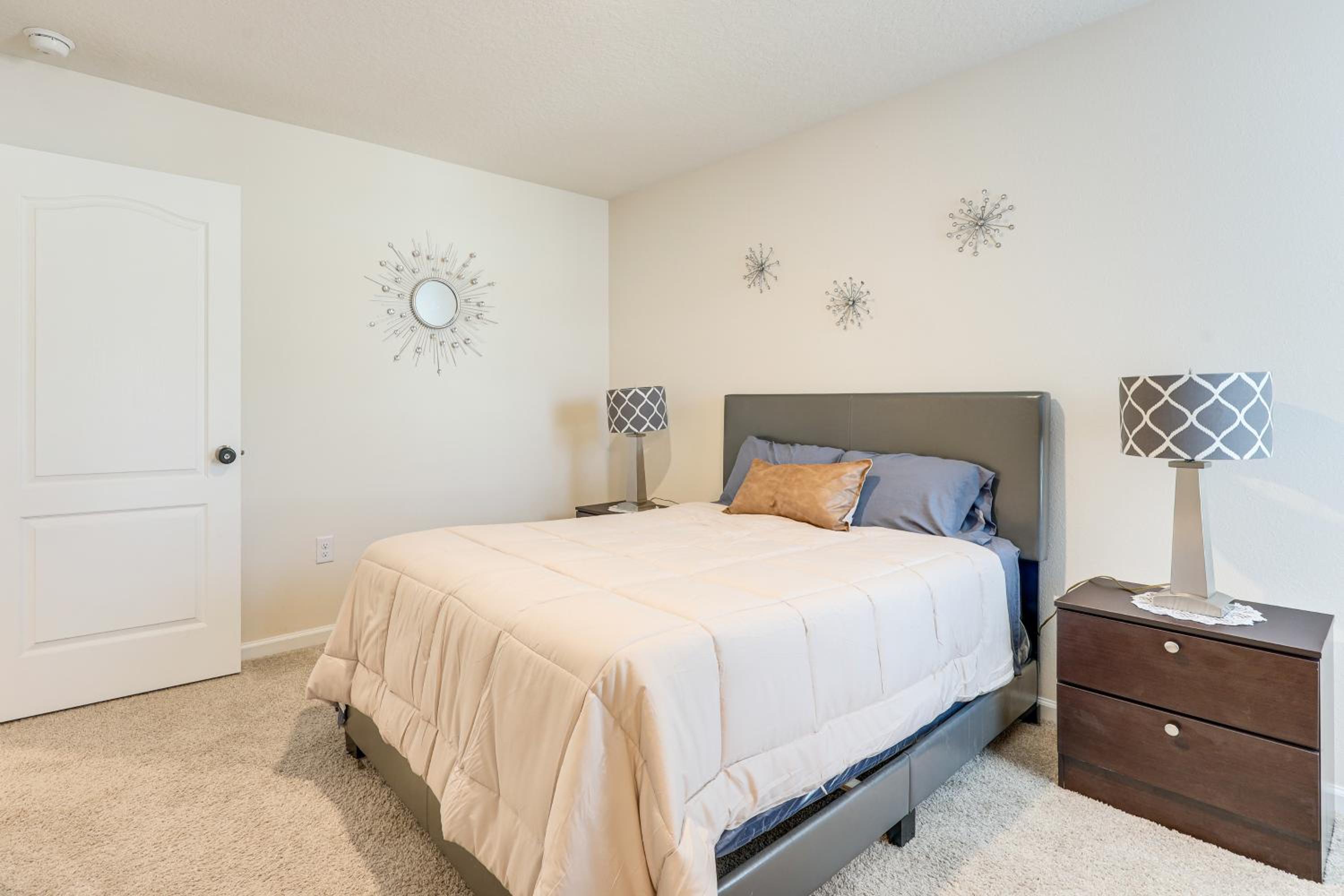 4 Mi to EverBank Stadium! Stylish Suburban Retreat