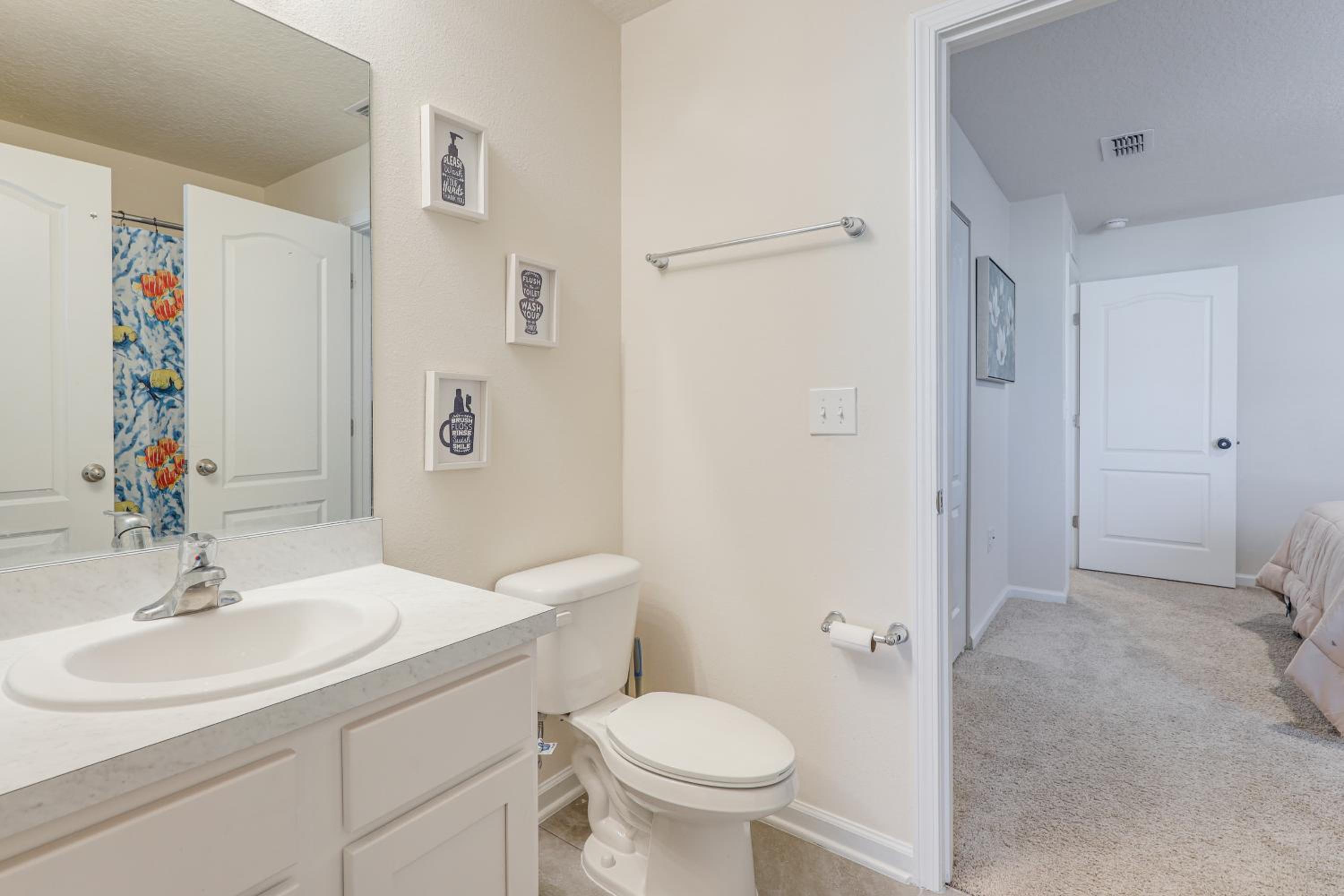 4 Mi to EverBank Stadium! Stylish Suburban Retreat