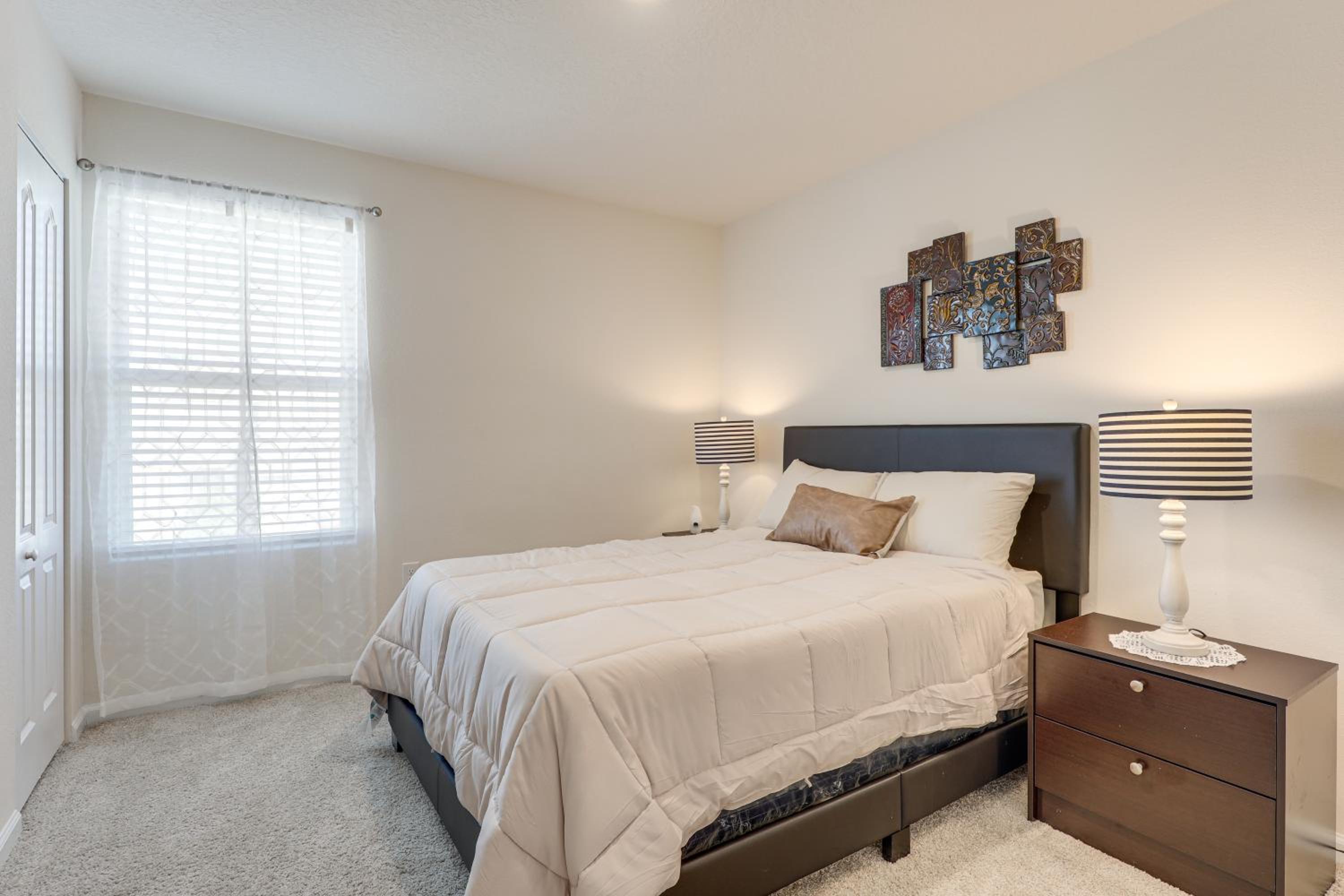 4 Mi to EverBank Stadium! Stylish Suburban Retreat