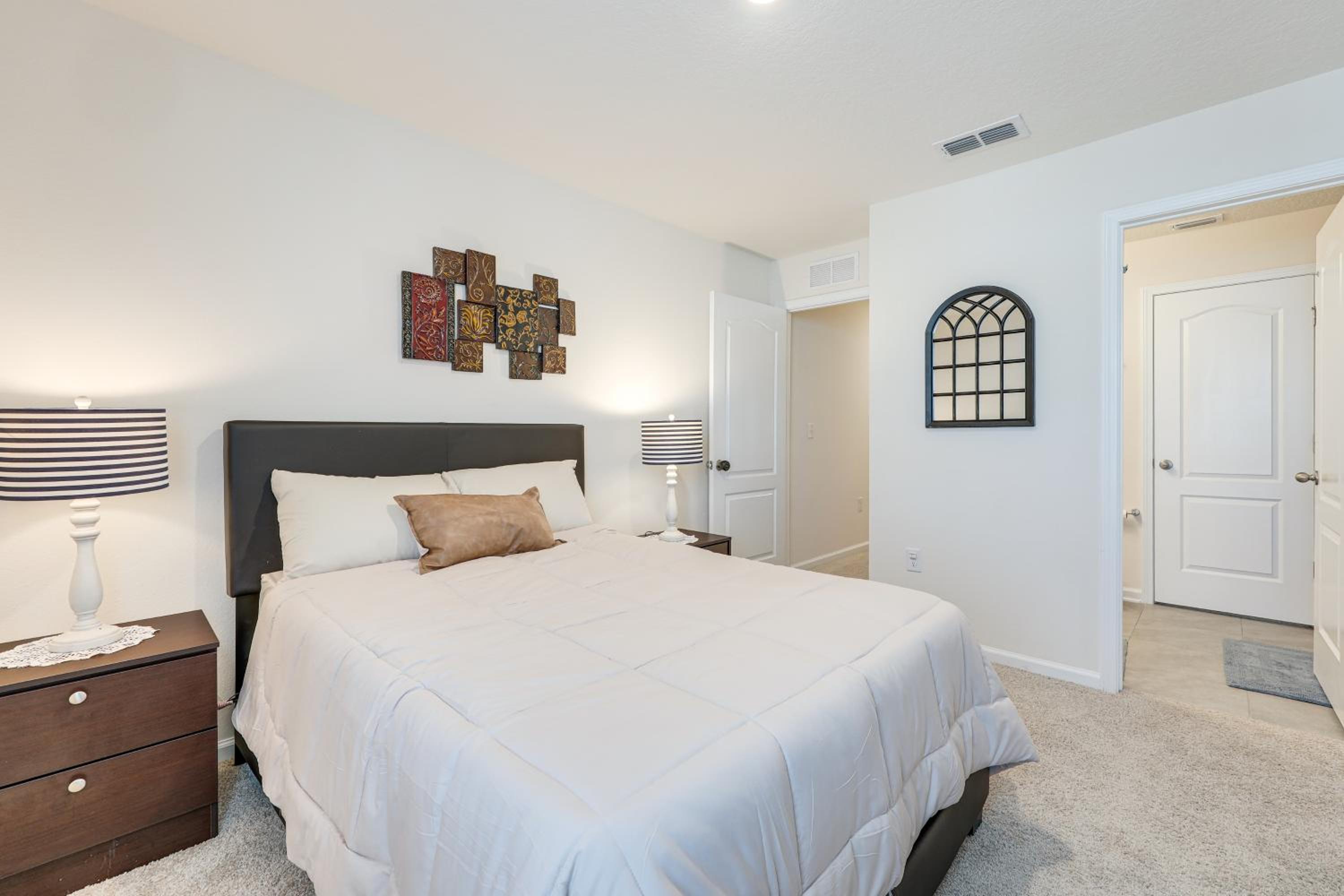 4 Mi to EverBank Stadium! Stylish Suburban Retreat