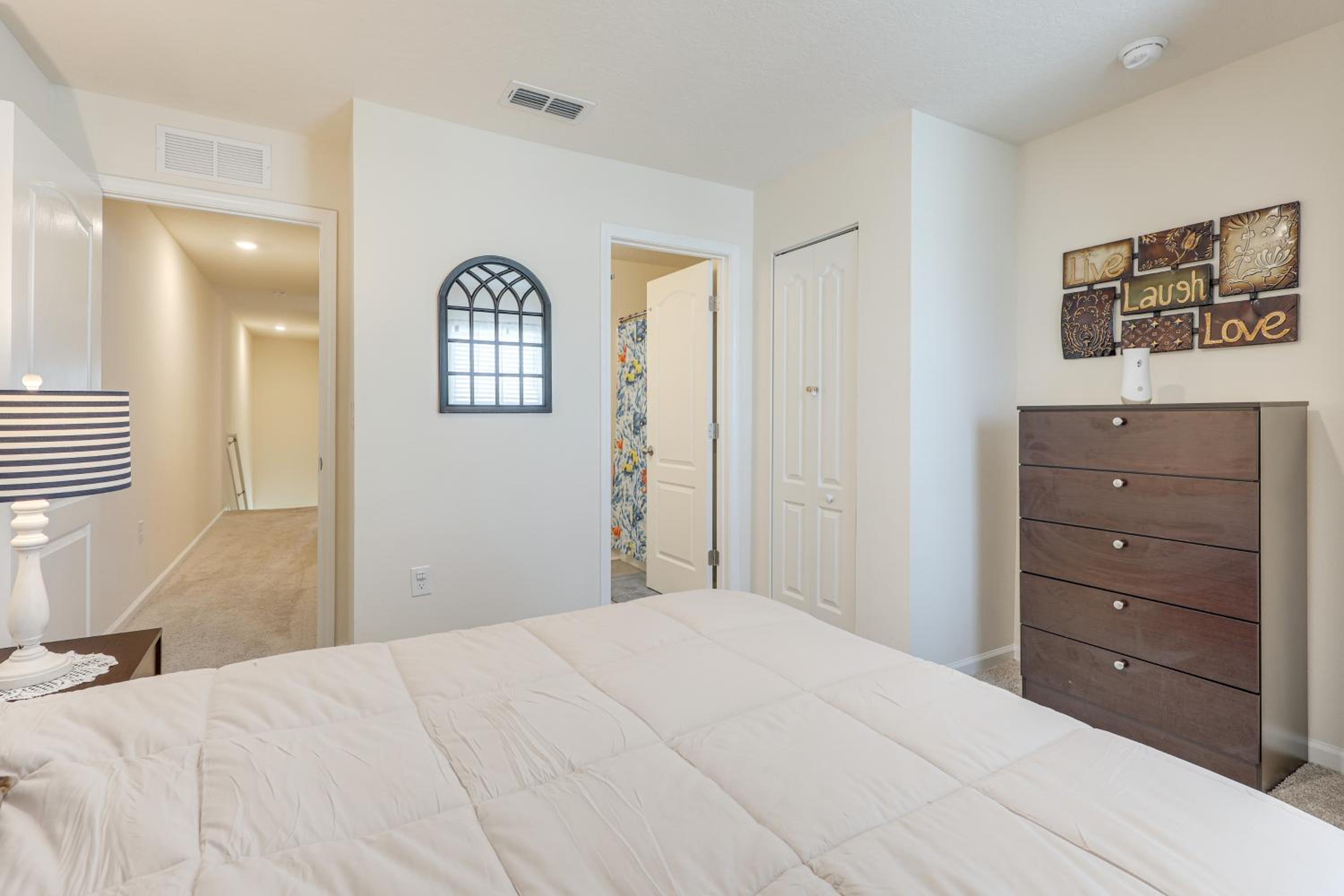 4 Mi to EverBank Stadium! Stylish Suburban Retreat