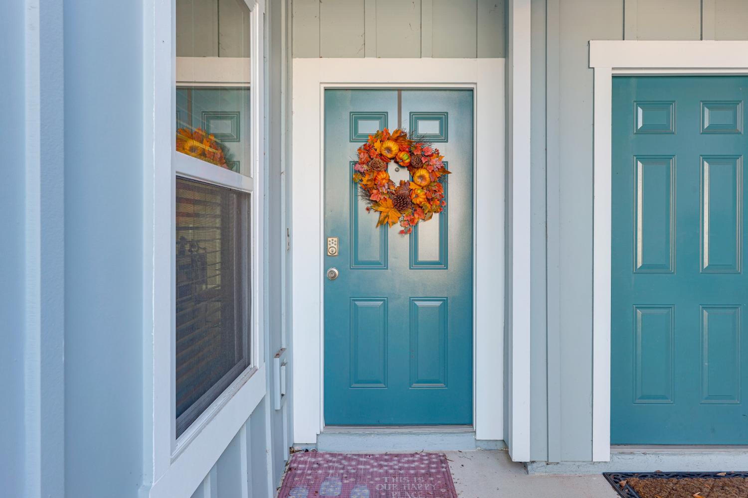 4 Mi to EverBank Stadium! Stylish Suburban Retreat