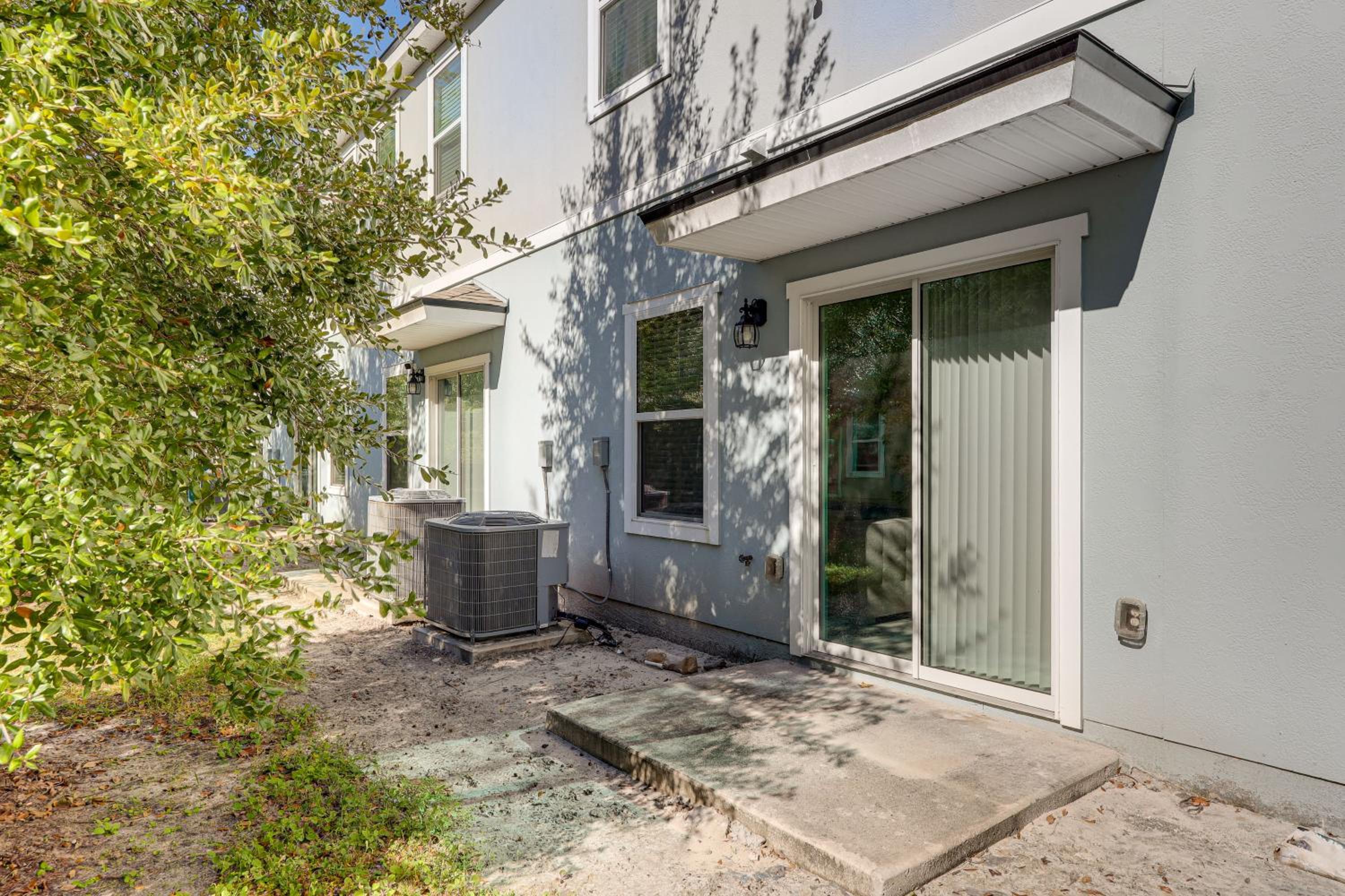4 Mi to EverBank Stadium! Stylish Suburban Retreat