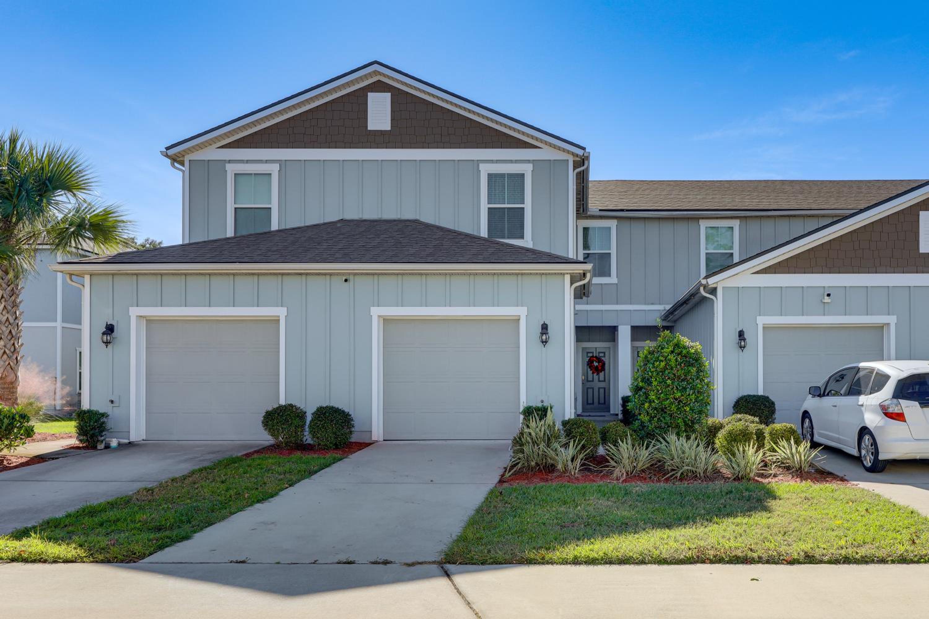 4 Mi to EverBank Stadium! Stylish Suburban Retreat
