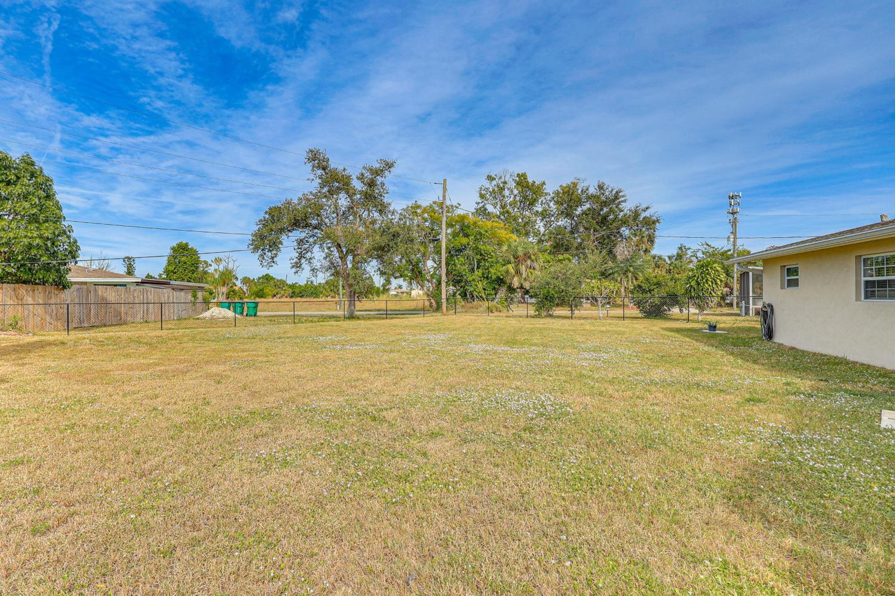 Golf, Boat and Beach-Hop Quiet Port Charlotte Home