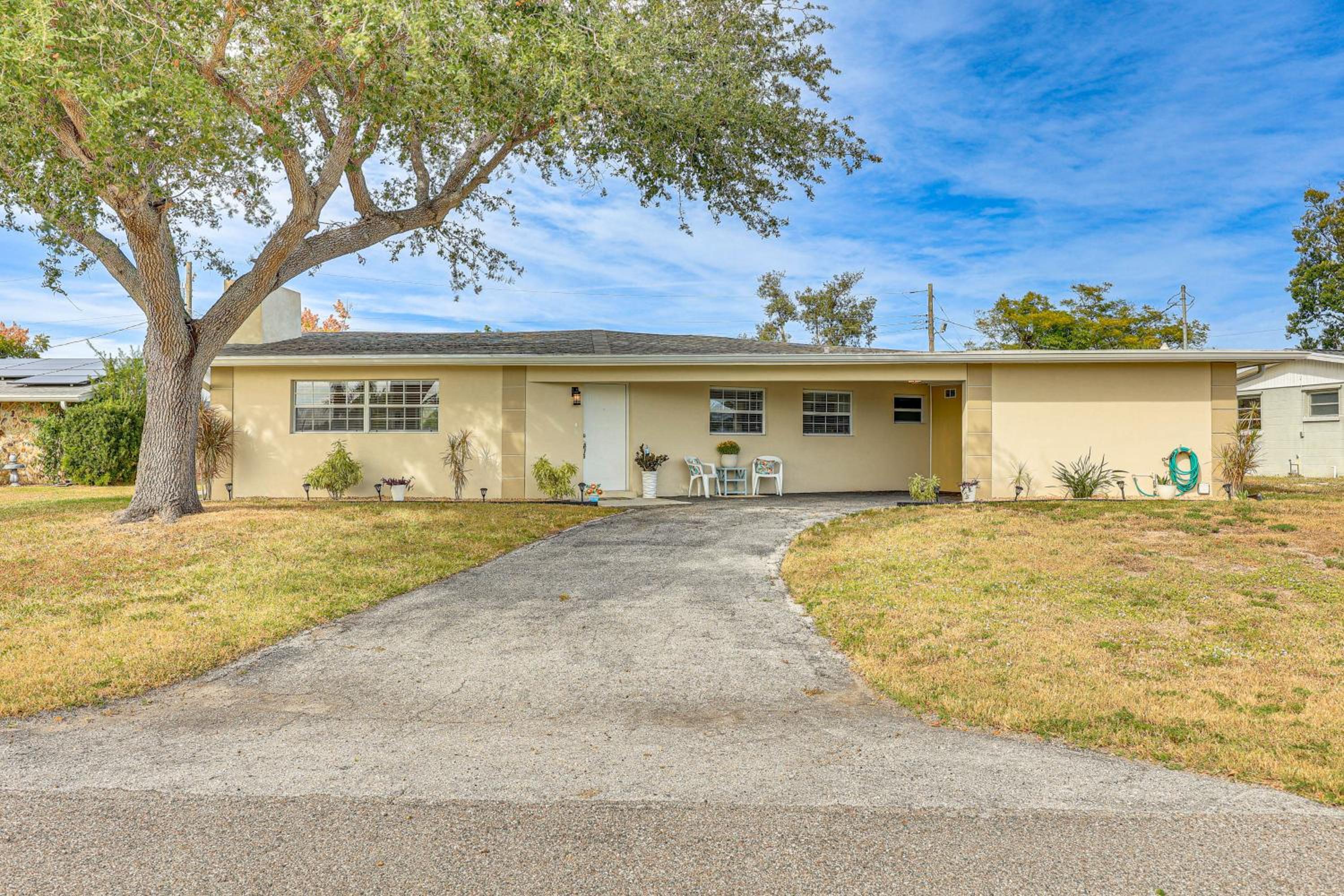 Golf, Boat and Beach-Hop Quiet Port Charlotte Home