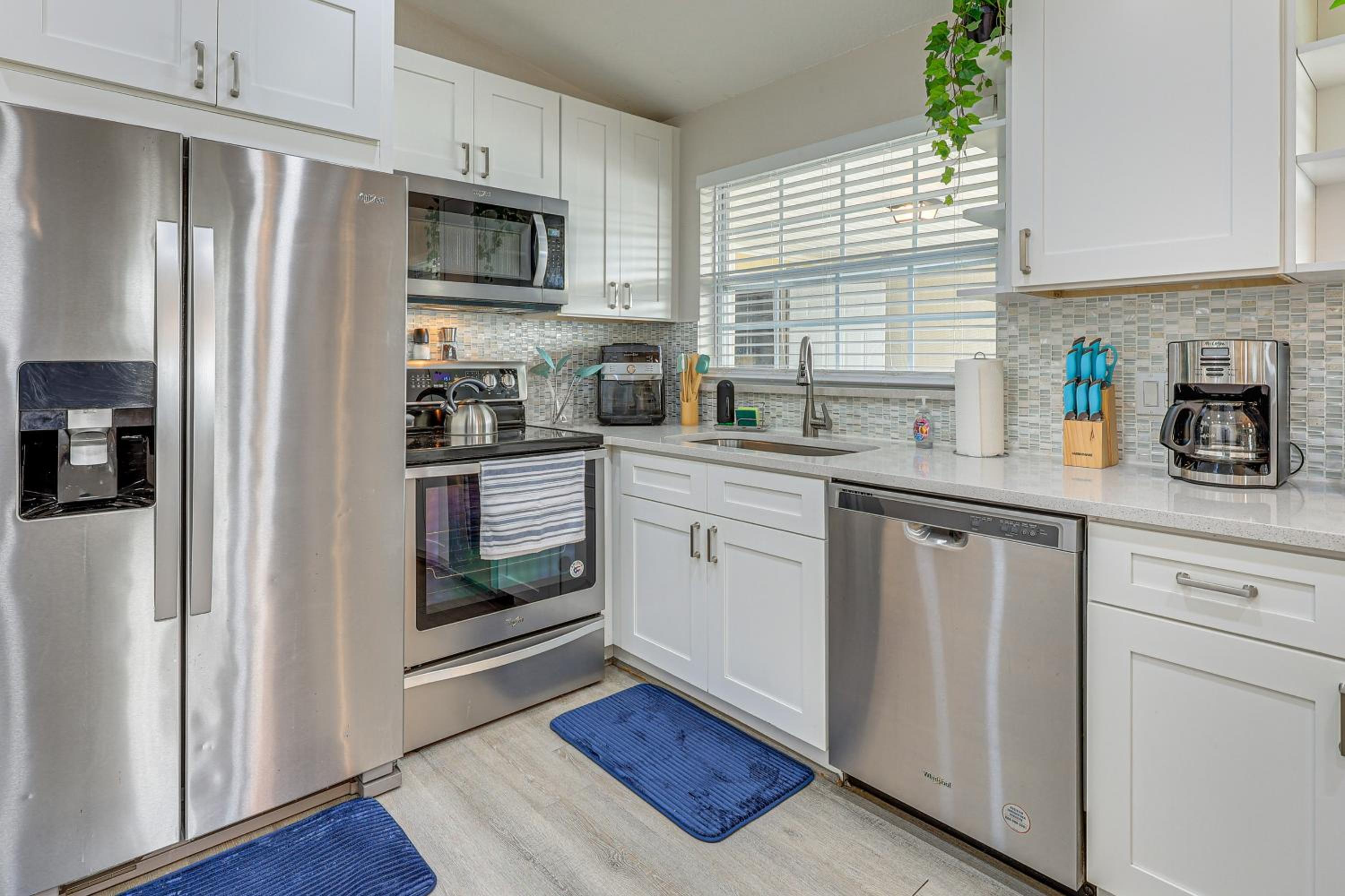 Golf, Boat and Beach-Hop Quiet Port Charlotte Home
