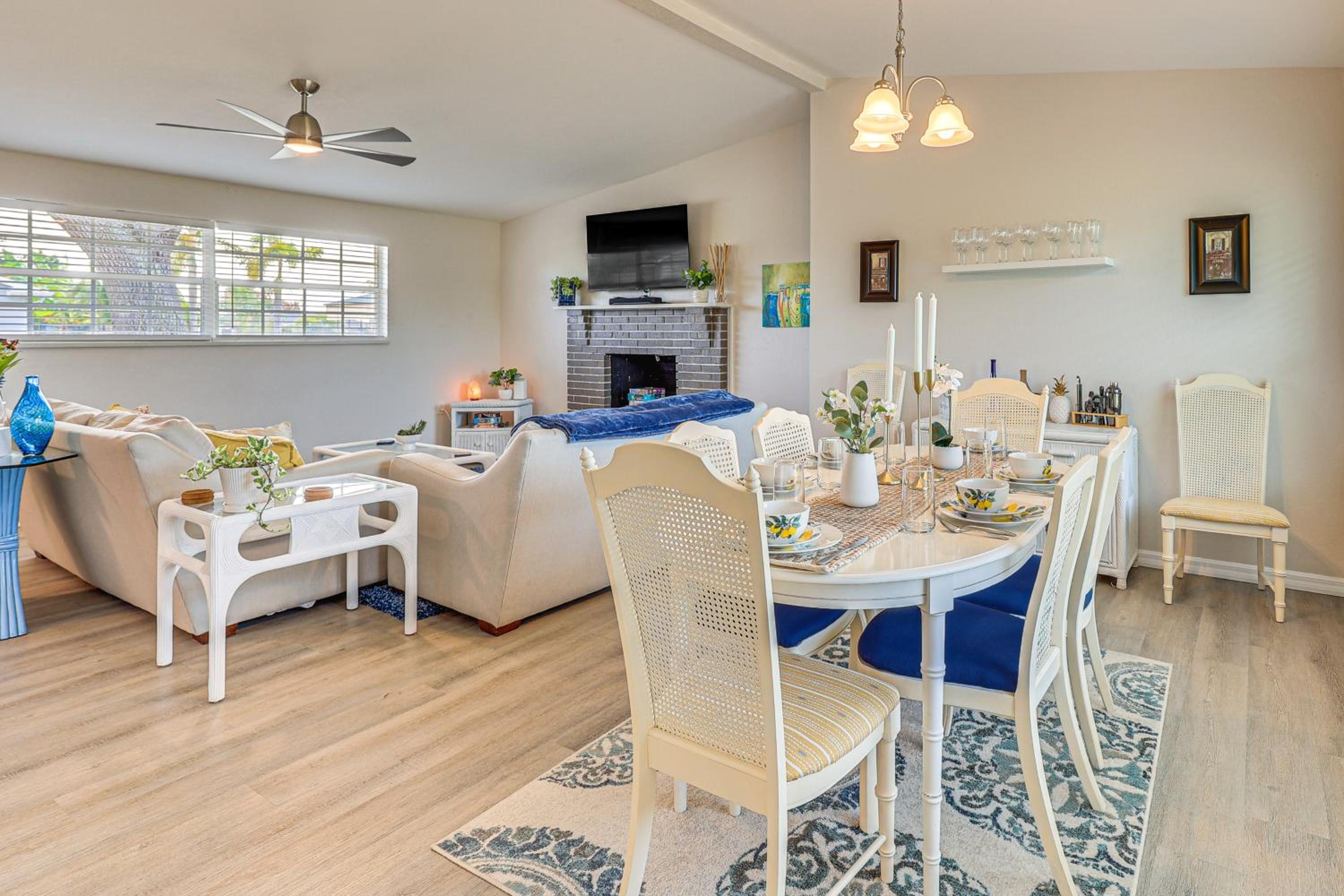 Golf, Boat and Beach-Hop Quiet Port Charlotte Home