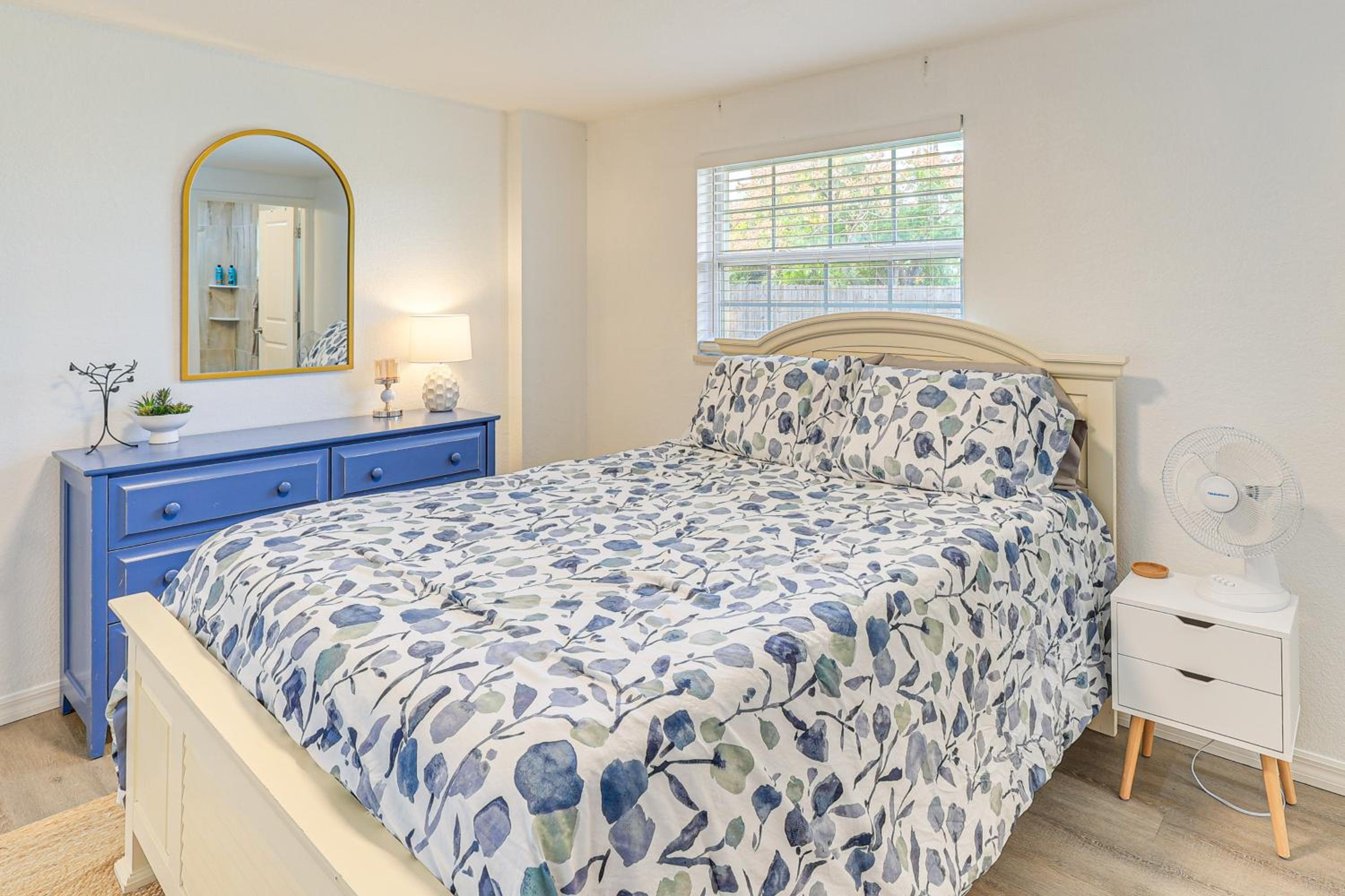 Golf, Boat and Beach-Hop Quiet Port Charlotte Home