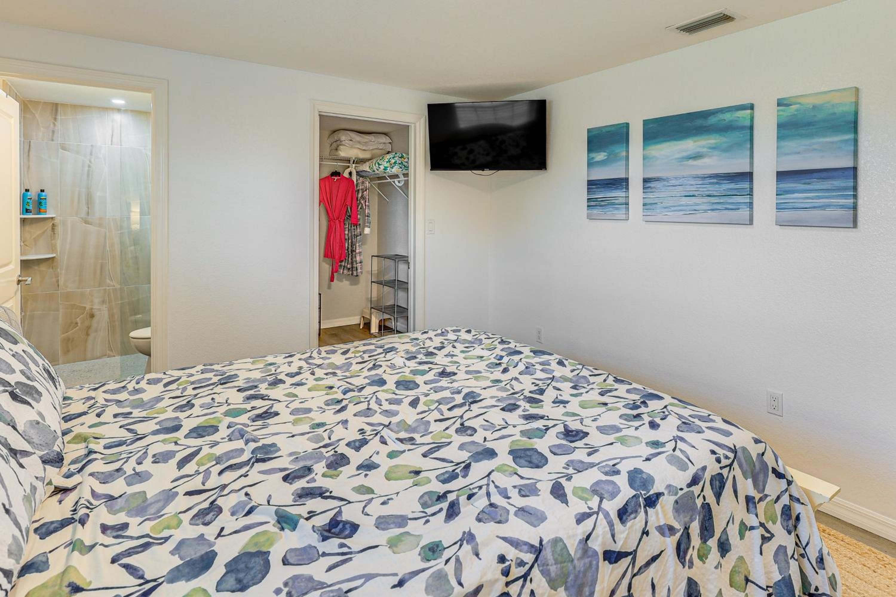 Golf, Boat and Beach-Hop Quiet Port Charlotte Home